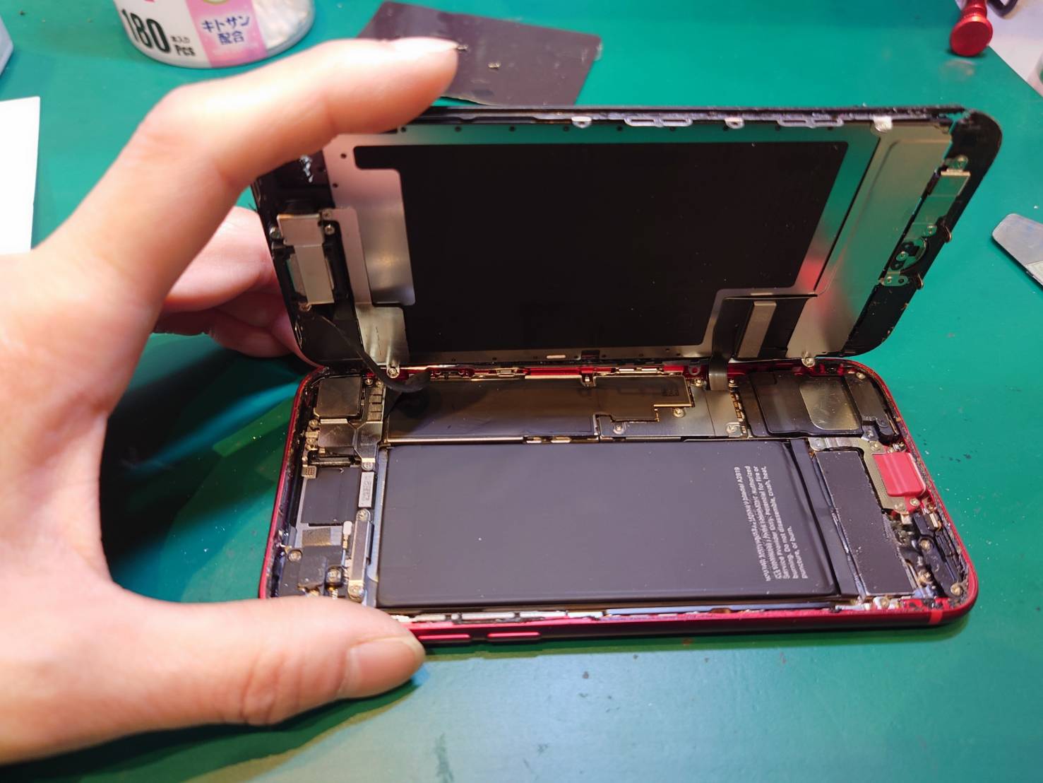 画面が割れて何も表示されない…iPhone SE3 画面交換を行いました
