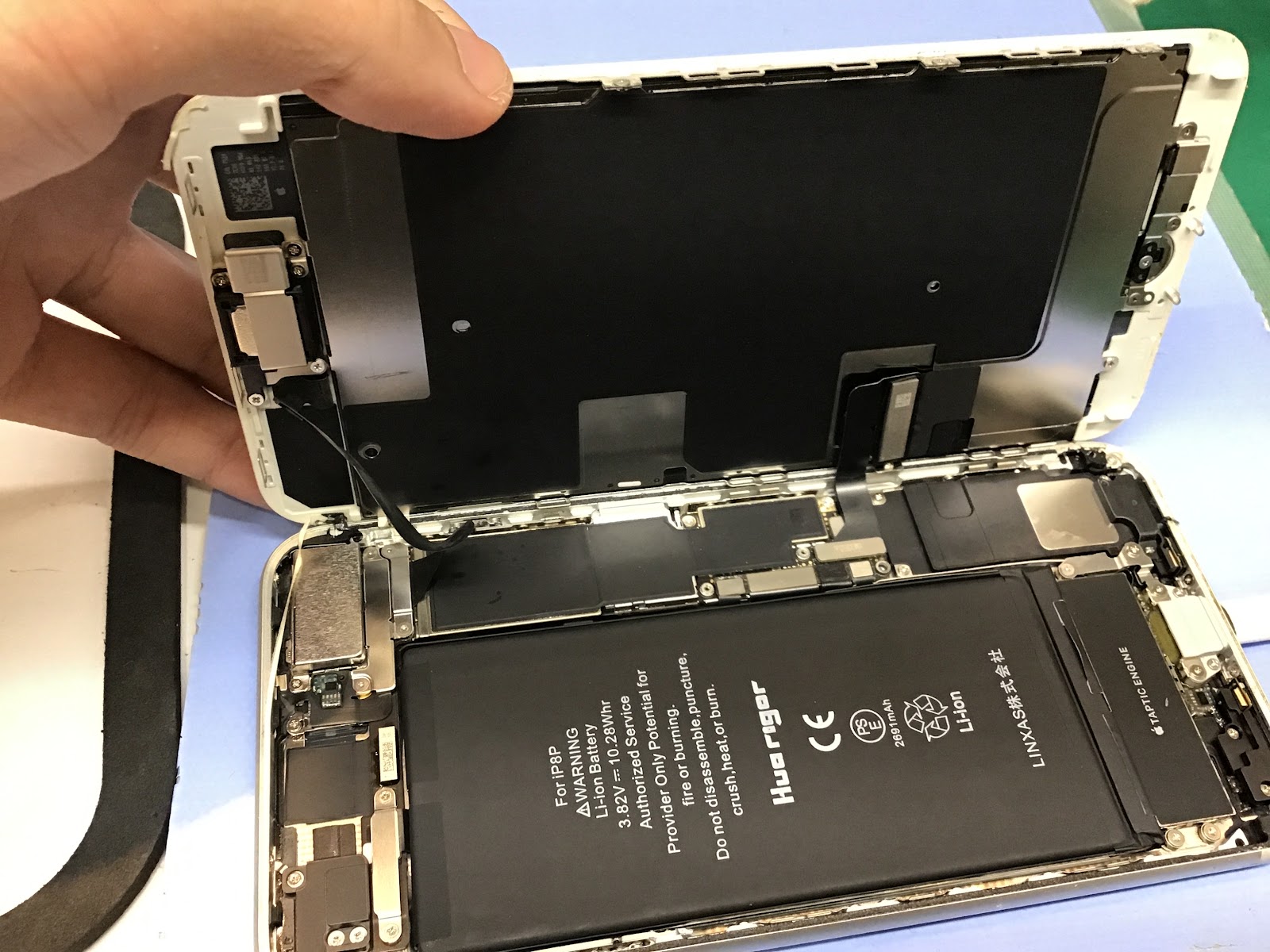 iPhone8Plusのバッテリー交換は、データそのまま・即日修理のスマホ修理工房京王聖蹟桜ヶ丘ショッピングセンターB館店へ！