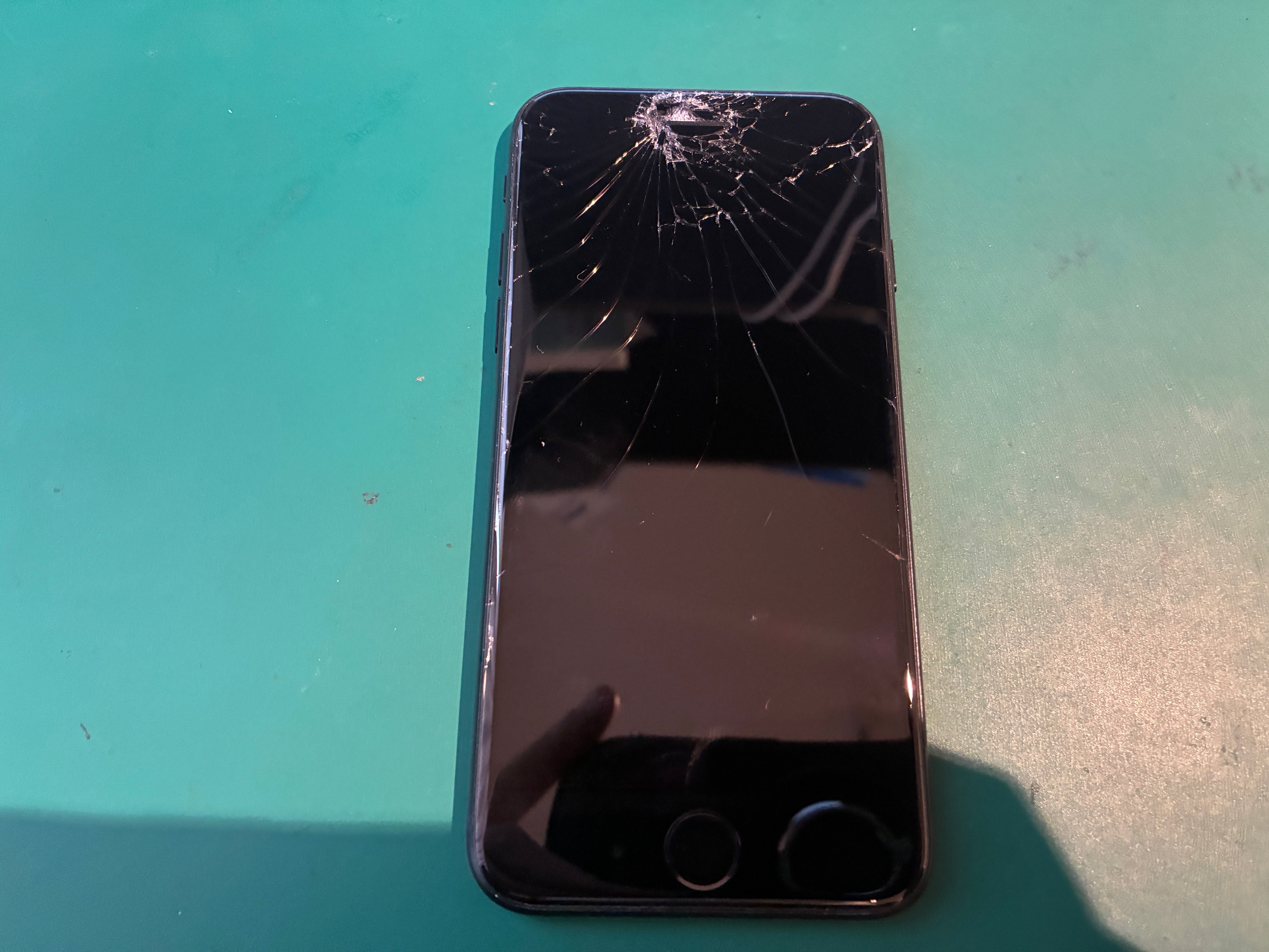 神戸市からお越しのお客様よりiPhoneSE3の画面交換をご依頼いただきました！