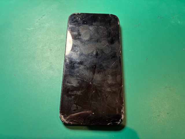 神戸市からお越しのお客様よりiPhone15の画面交換をご依頼いただきました！