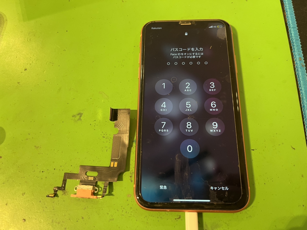 iPhone XR 充電口交換は即日で対応しております！