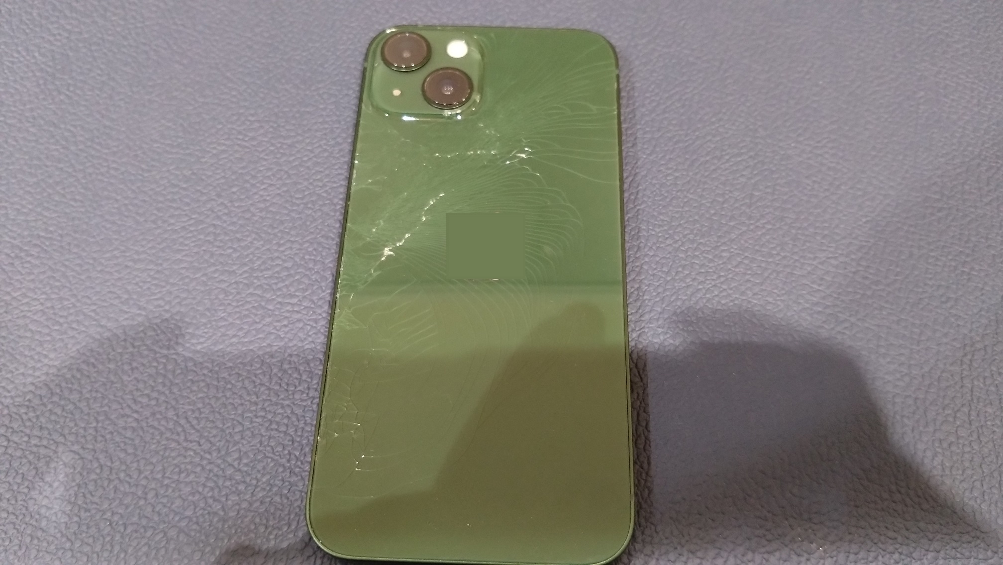 背面が割れてしまったiPhone13（アイフォン）バックパネル交換を承り 