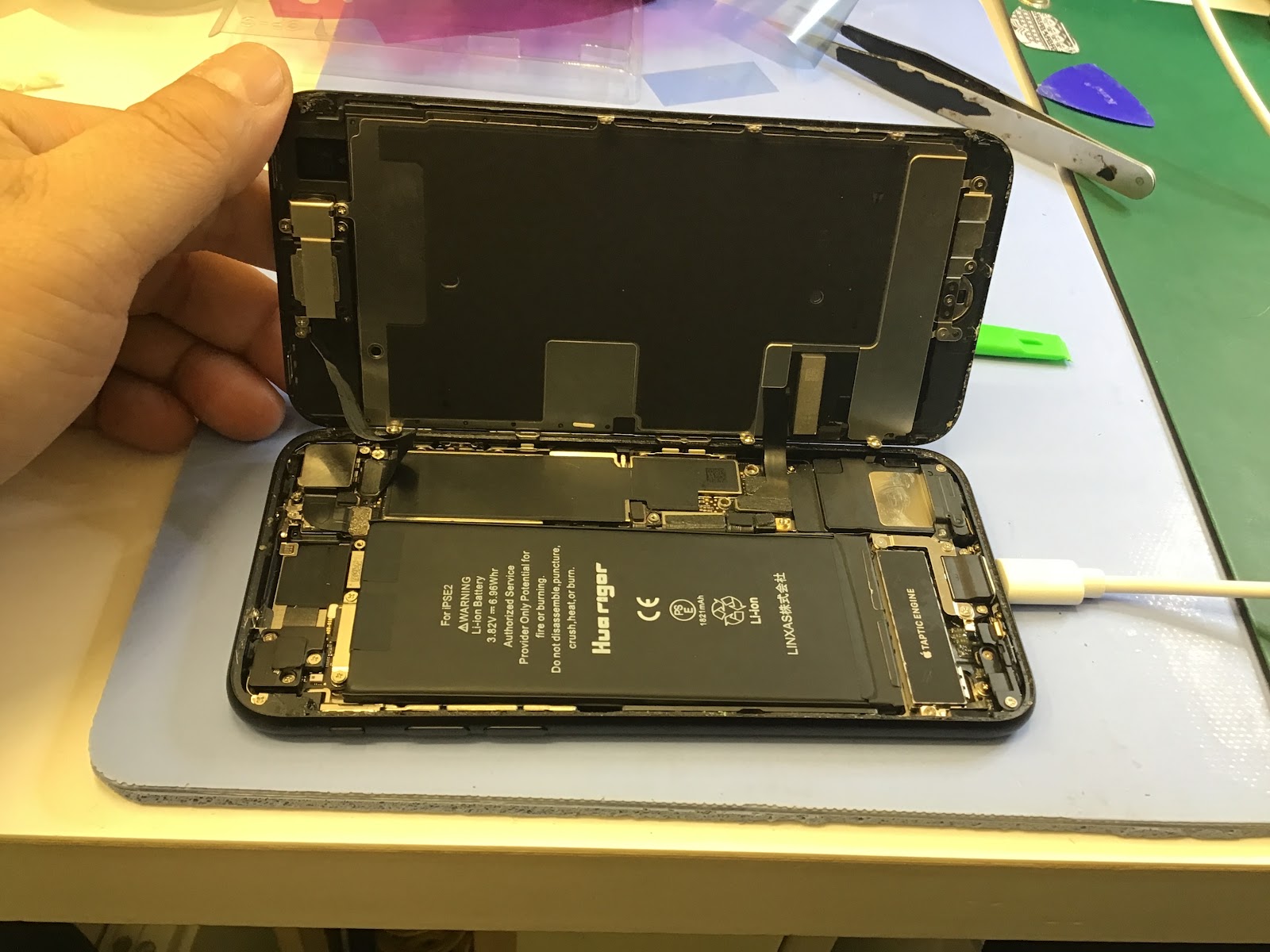 iPhoneSE2 修理　データをそのまま・最短即日修理のスマホ修理工房八王子オクトーレ店にご相談ください！