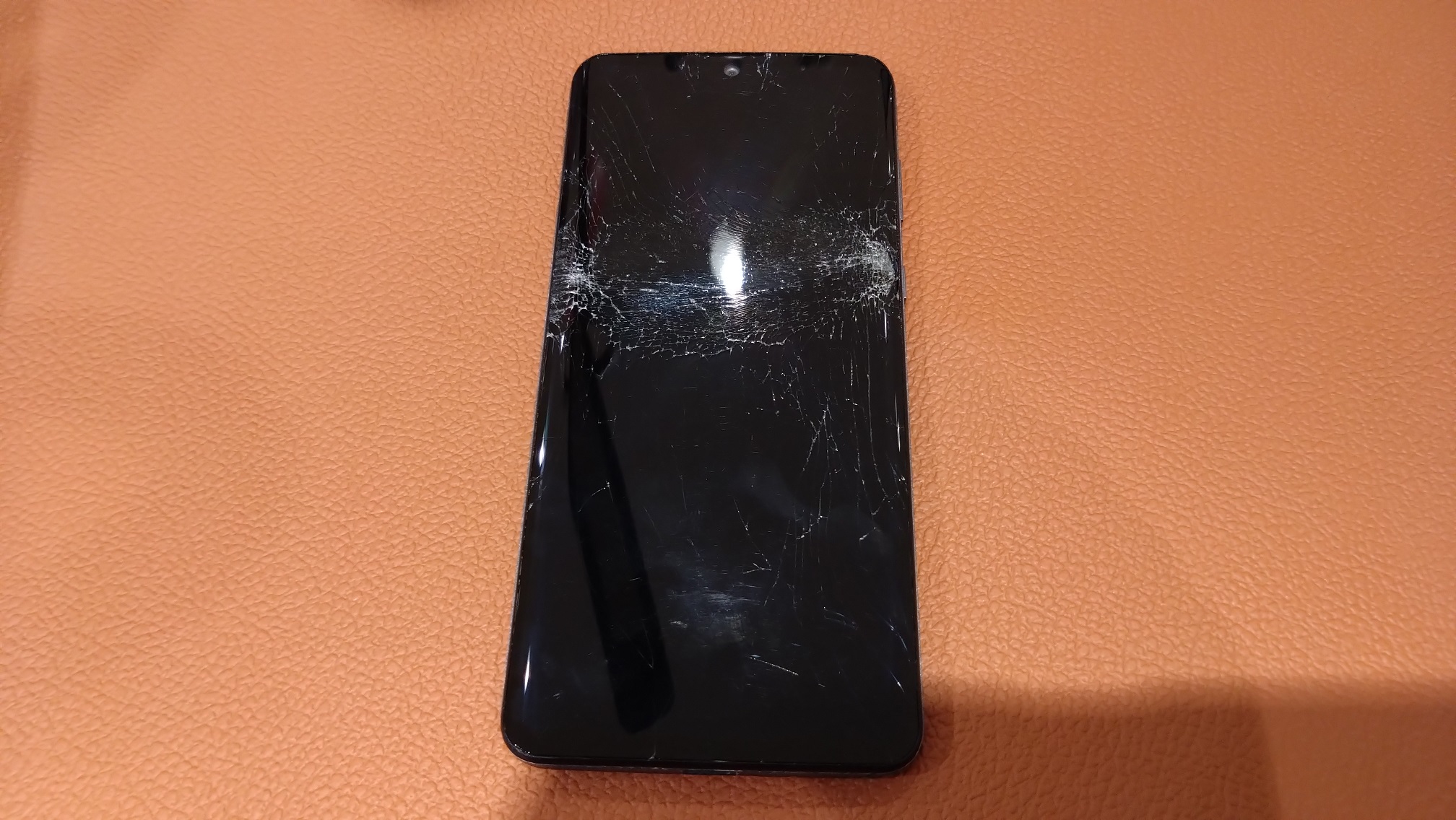 画面が激しく割れてしまったOPPOA73（オッポ）の修理を承りました！