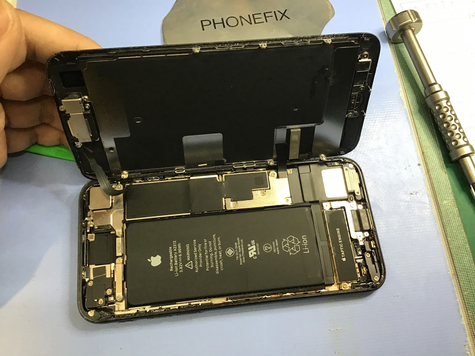 iPhoneSE2のバッテリー交換は、データそのまま・即日修理のスマホ修理工房京王聖蹟桜ヶ丘ショッピングセンターB館店へ！