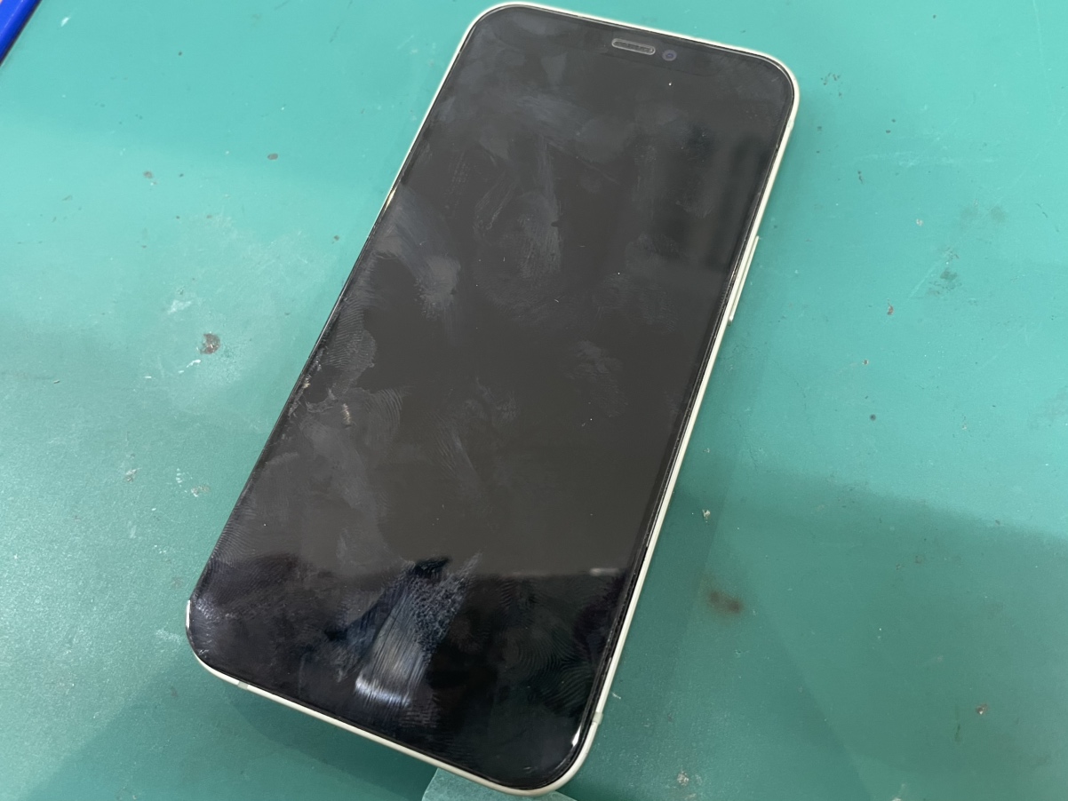 落として画面がつかなくなったiPhone12も修理可能です！