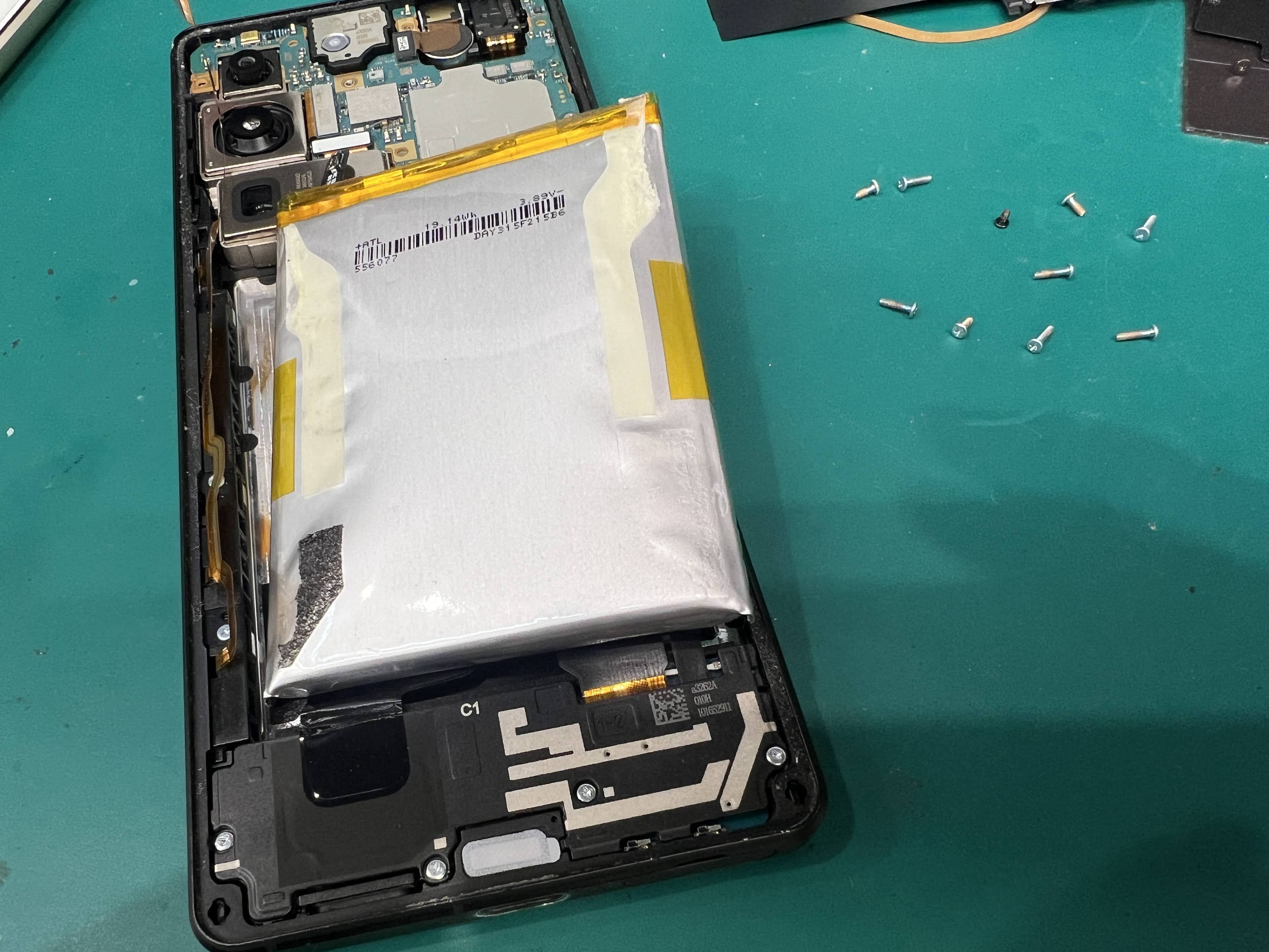 Xperia1Ⅴ（エクスペリア ワン マークファイブ）バッテリー膨張で背面浮き発生！90分で安全に修理対応🔧