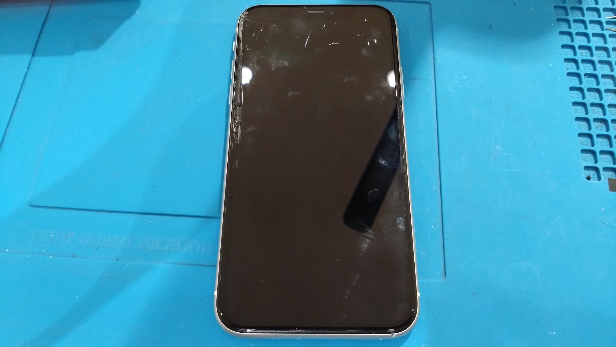 背面が割れてしまったiPhone11proバックパネル修理承りました！！