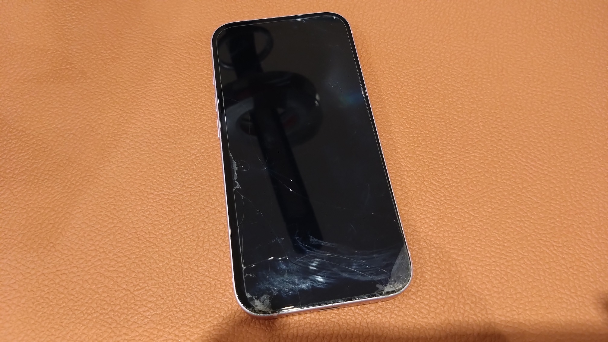 画面下部が割れてしまったiPhone15（アイフォン）画面修理を承りました！