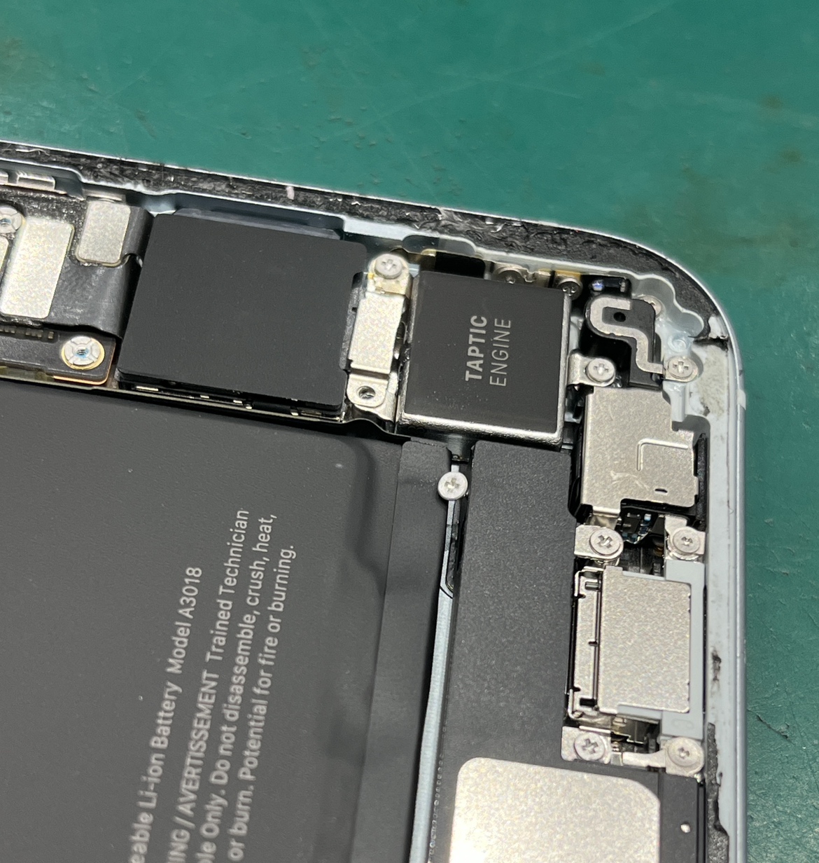 iPhone15(アイフォン15)のバイブの異音修理ならデータそのまま、即日修理のスマホ修理工房テラスモール湘南店へ！