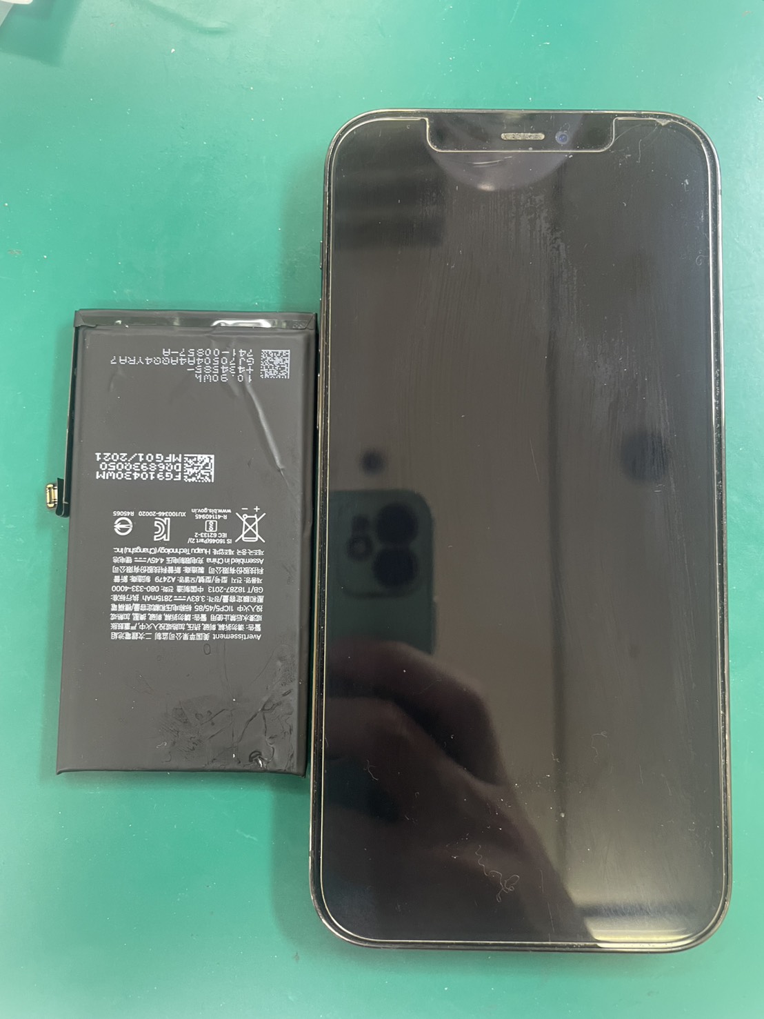 劣化したiPhone12Proのバッテリー交換を実施【スマホ修理工房三鷹店】