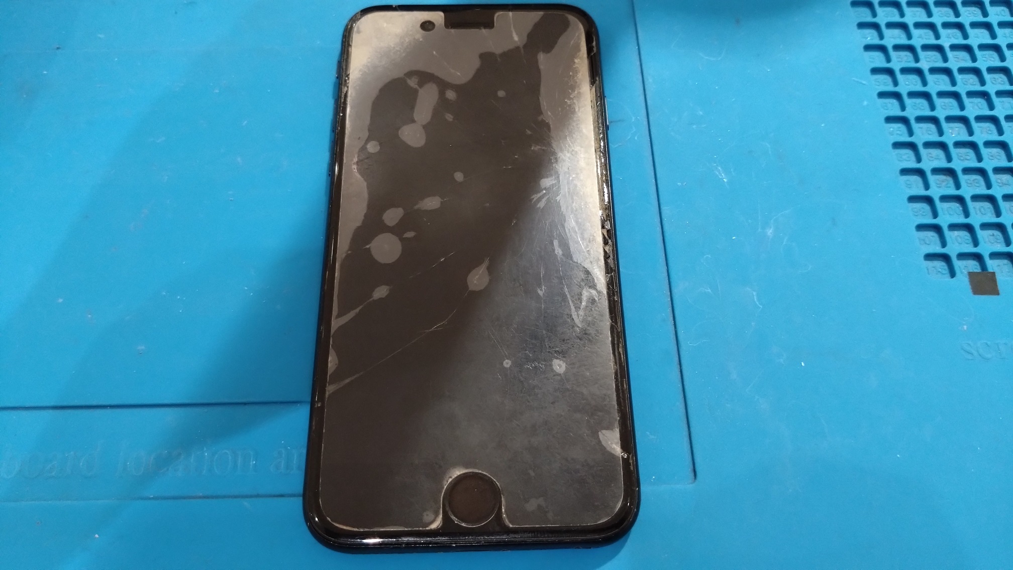 画面が激しく割れてしまったiPhoneSE2（アイフォン）画面修理を承り