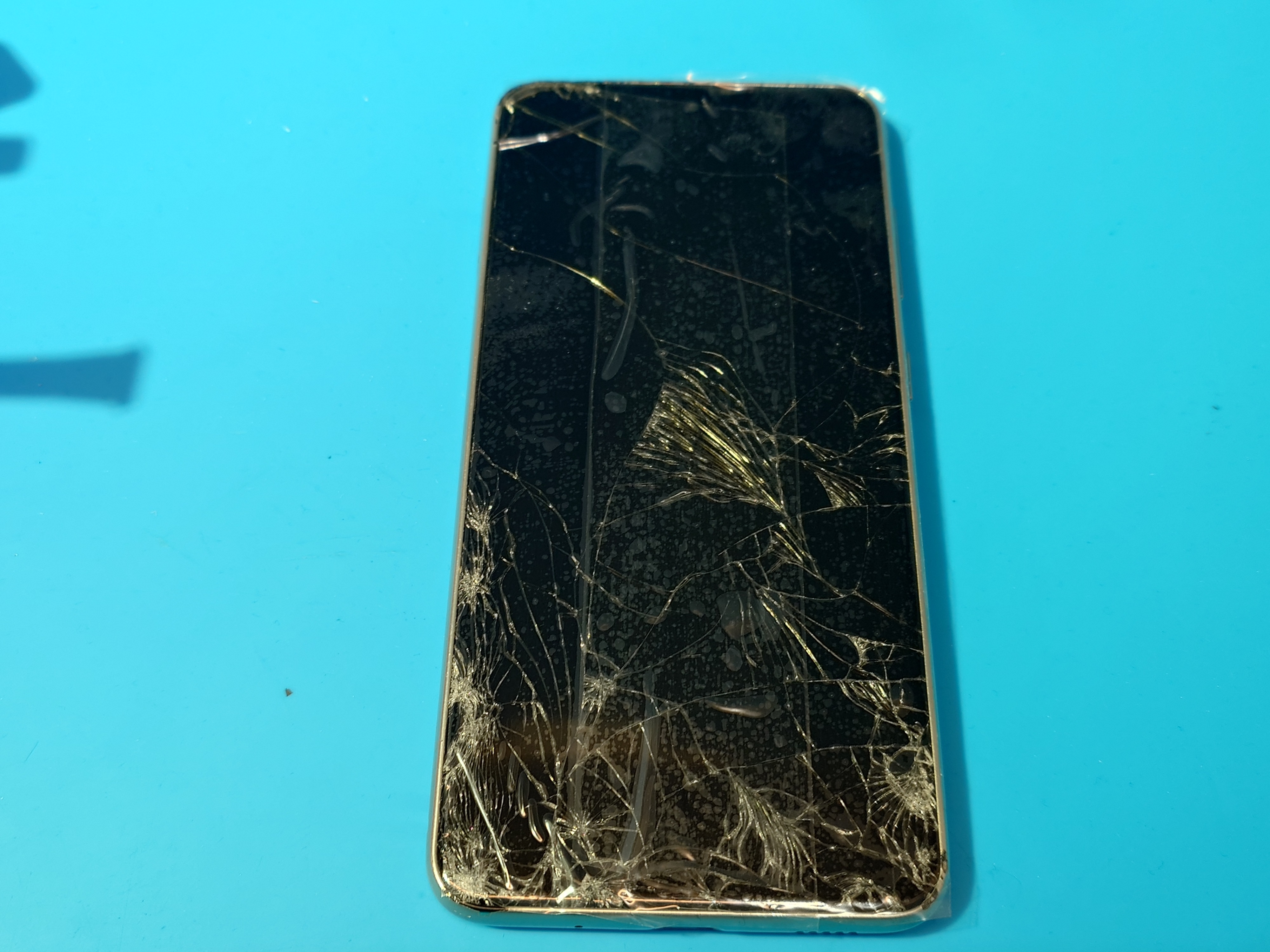 GalaxyA21(ギャラクシーエー21)画面がバキバキ…⁉使えなくなる前に修理で解決！【スマホ修理工房札幌店】