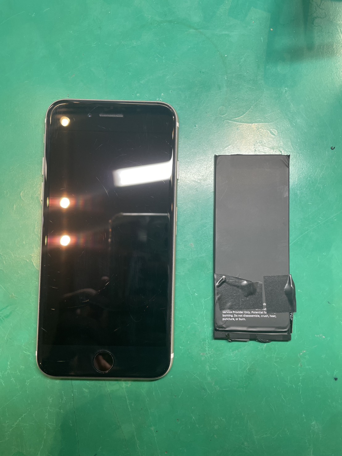 残量が残っているはずなのにすぐに電源切れる..iPhoneSE3　バッテリー交換を行いました！　【スマホ修理工房ミーツ国分寺店】