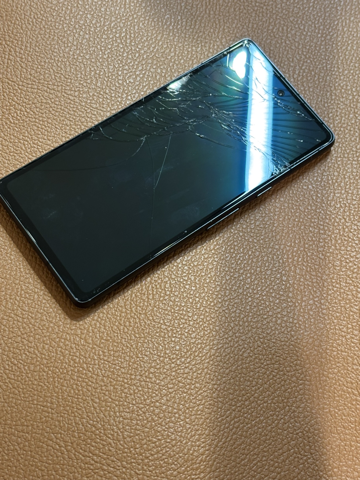 画面バキバキに割れてしまったPixel7a画面交換承りました！！