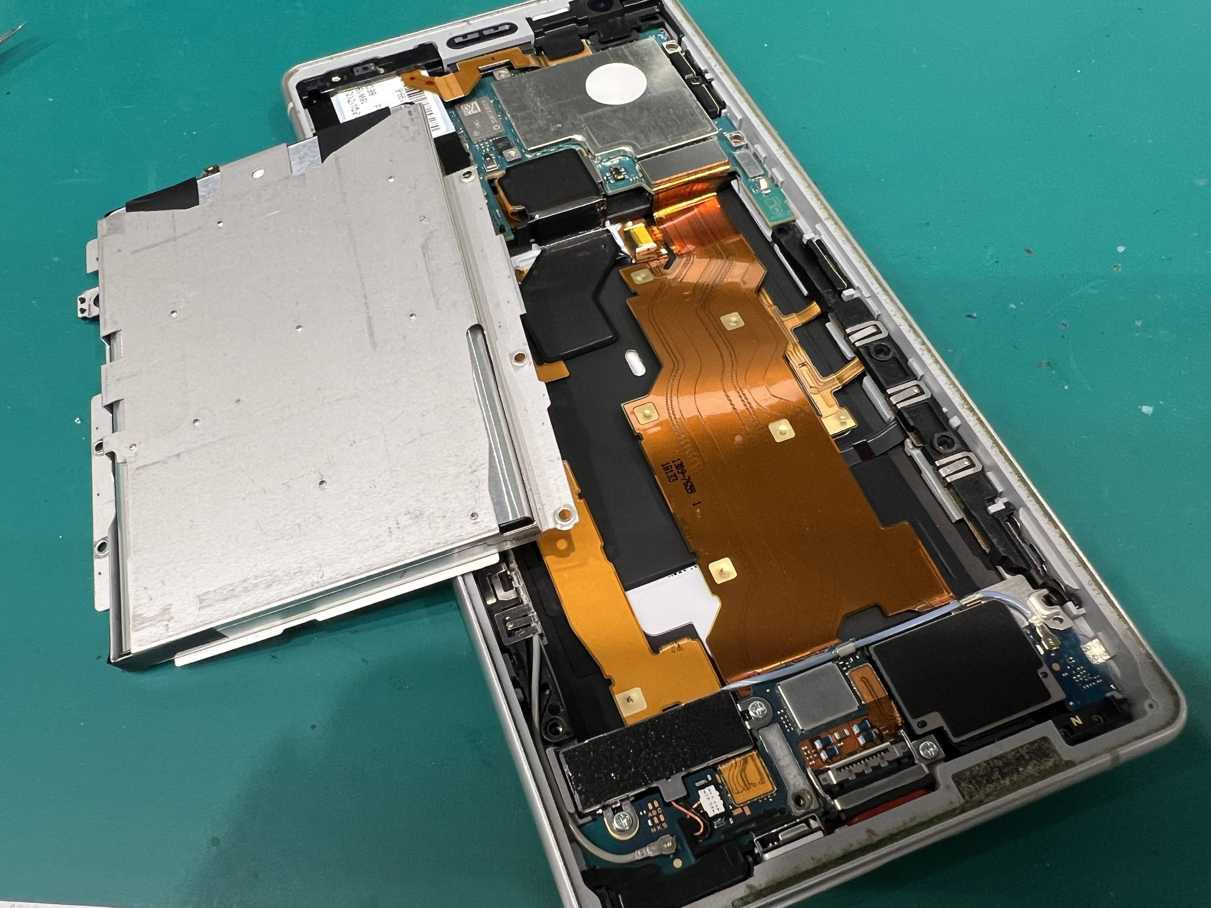 Xperia XZ2 のバッテリーが半日しか持たない！バッテリー交換を実施！