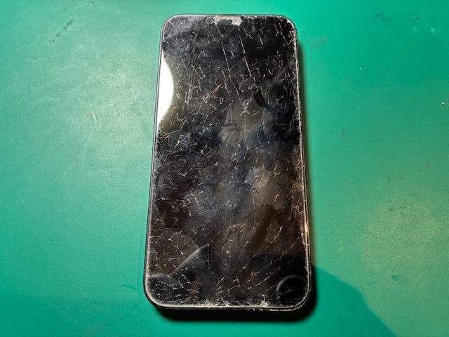 神戸市からお越しのお客様よりiPhone13の画面交換をご依頼いただきました！