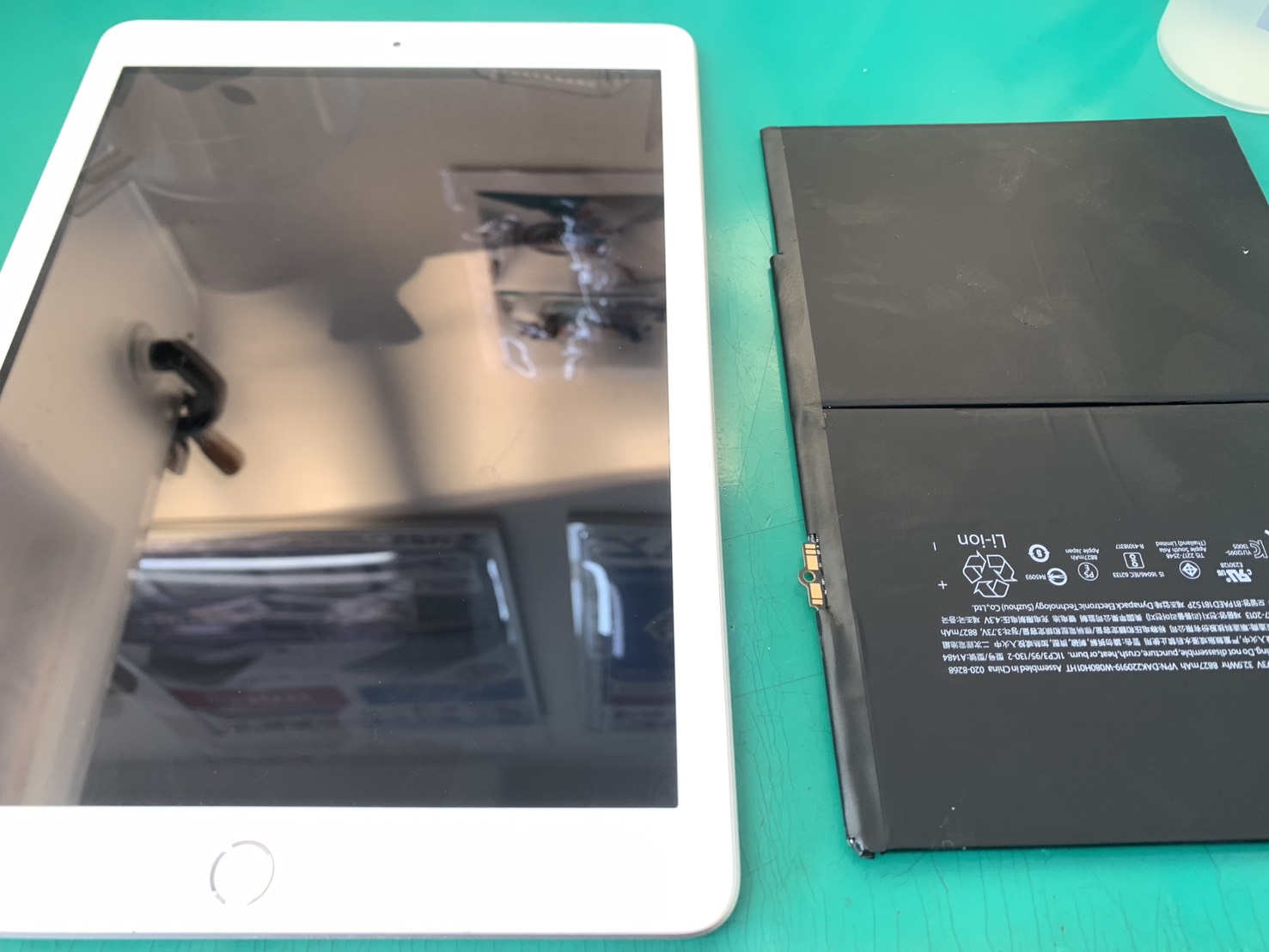 電池残量が急激に下がってしまう…iPad7のバッテリー交換修理を対応しました！【スマホ修理工房新百合丘オーパ店】