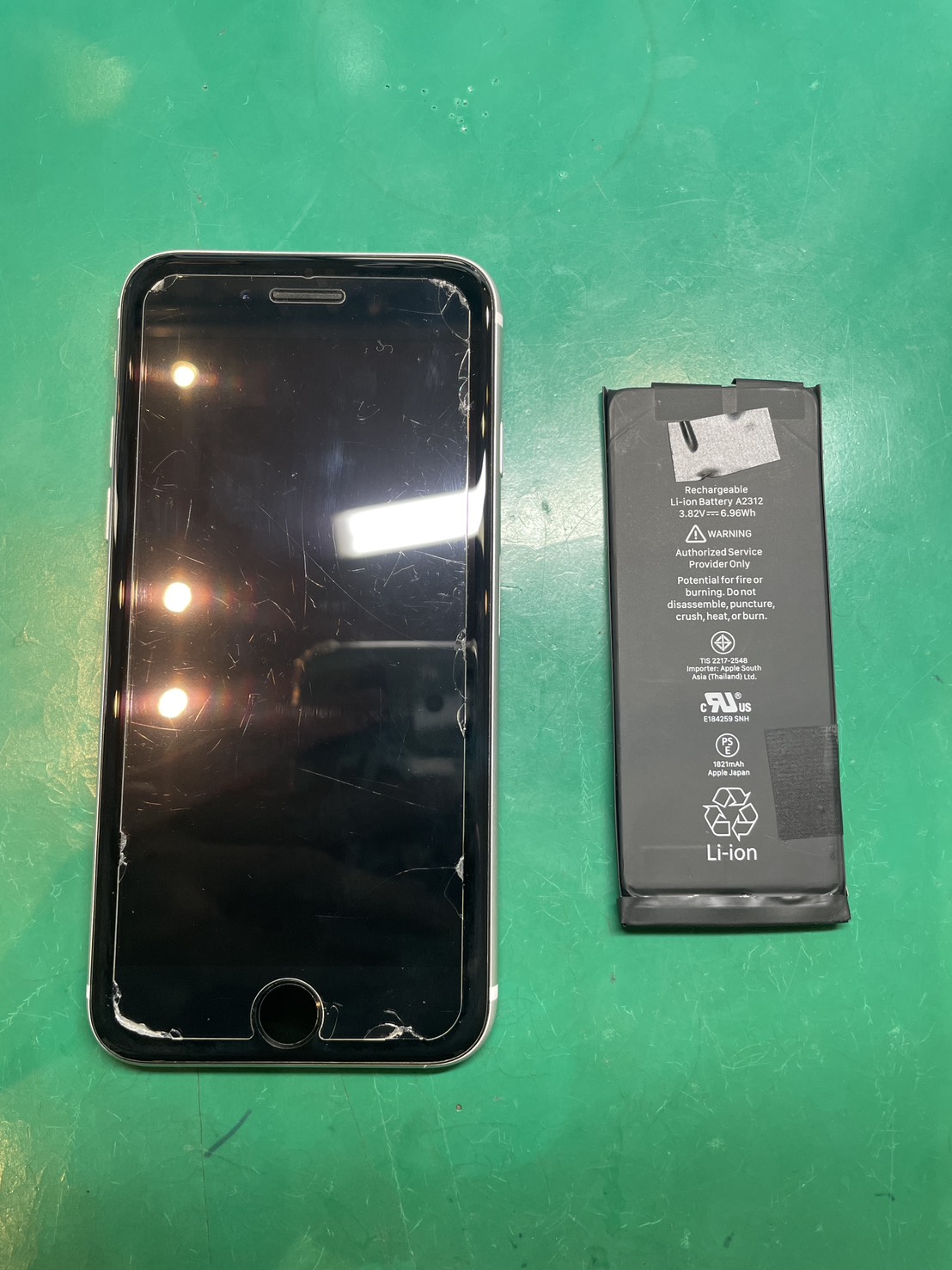 劣化が激しいです...iPhoneSE2のバッテリー交換を行いました！　【スマホ修理工房ミーツ国分寺店】