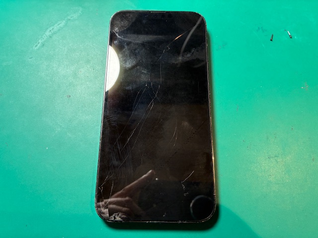 芦屋市からお越しのお客様よりiPhone13ProMaxの画面交換をご依頼いただきました！