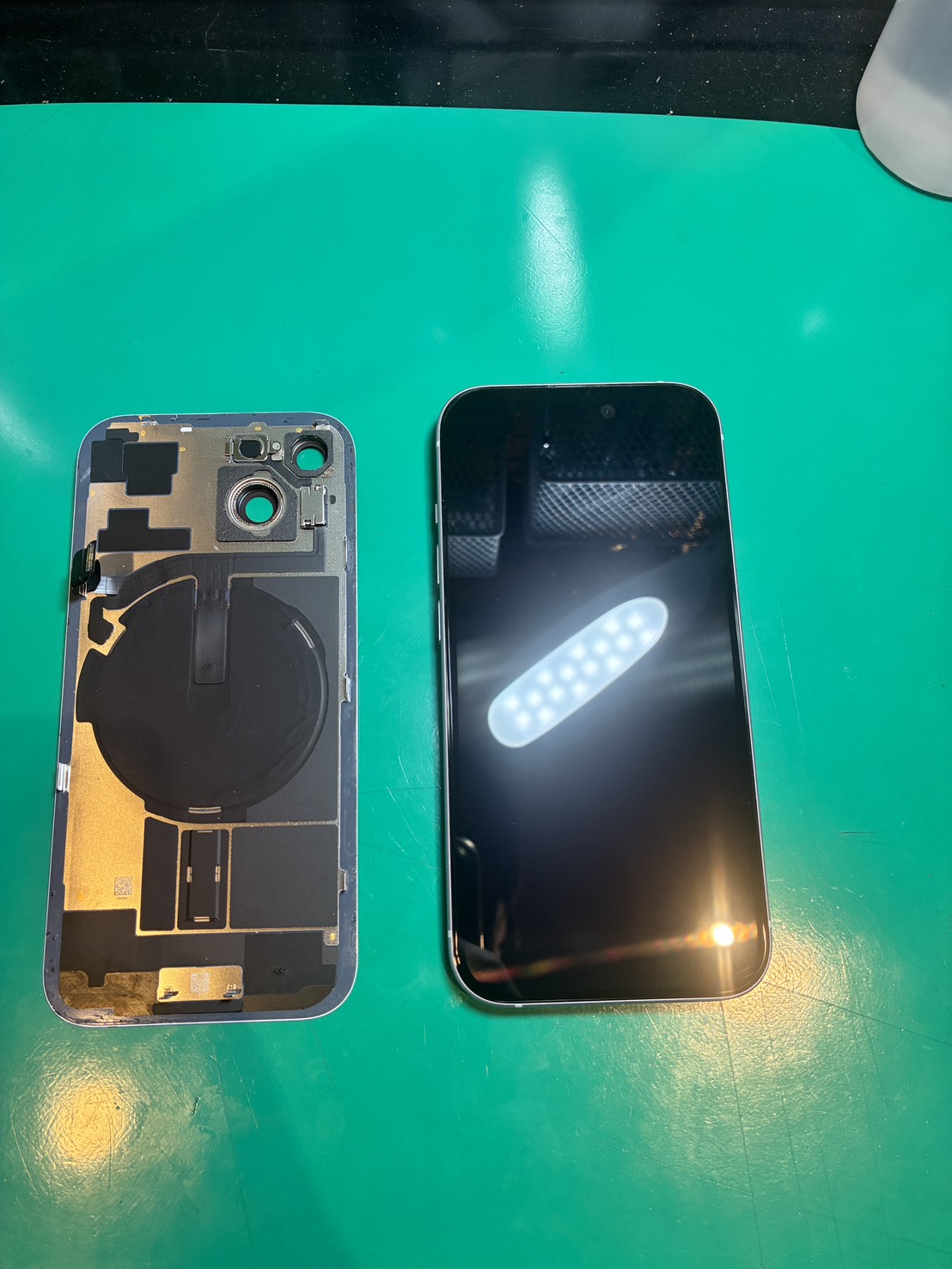 再起動ループを解決！　iPhone15バックパネル交換修理