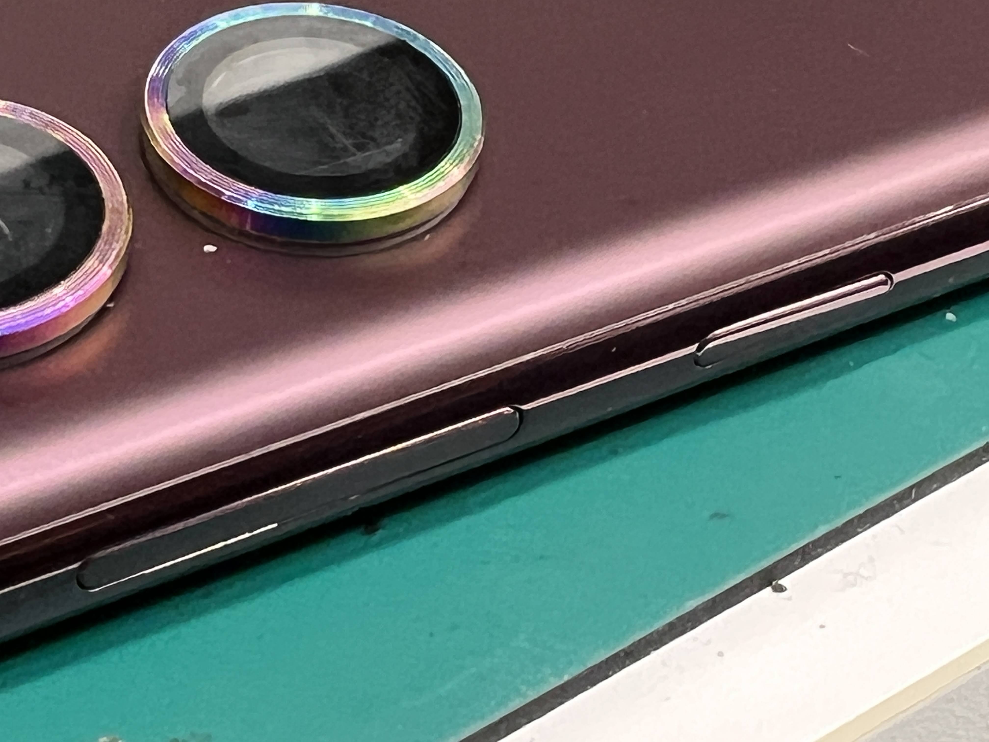 Galaxy S22 Ultra（ギャラクシーエス22ウルトラ） 電源が入らない原因は？ボタン内部清掃で解決！