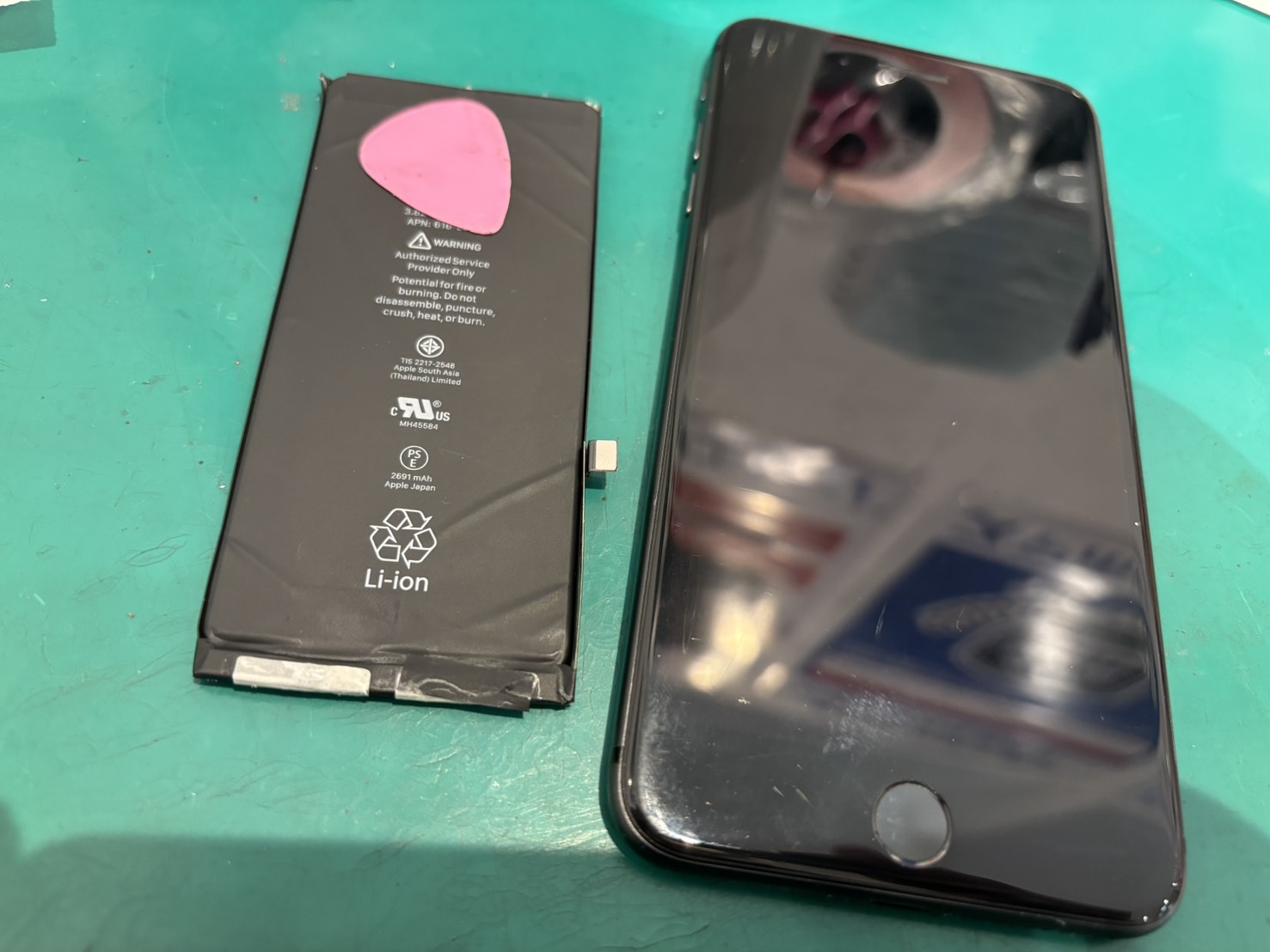 iPhoneSE2バッテリー交換修理！　【スマホ修理工房新百合丘オーパ店】