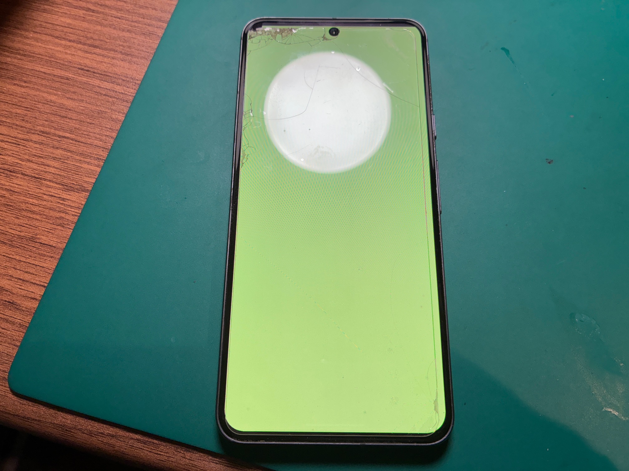 神戸市からお越しのお客様よりPixel8の画面交換をご依頼いただきました！