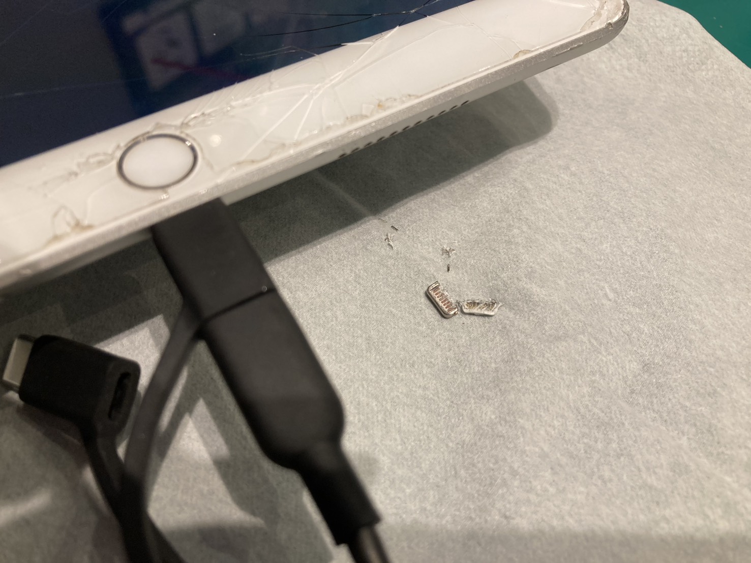 充電端子が折れて詰まってしまった！iPad Air3 充電口詰まり除去【スマホ修理工房ミーツ国分寺店】