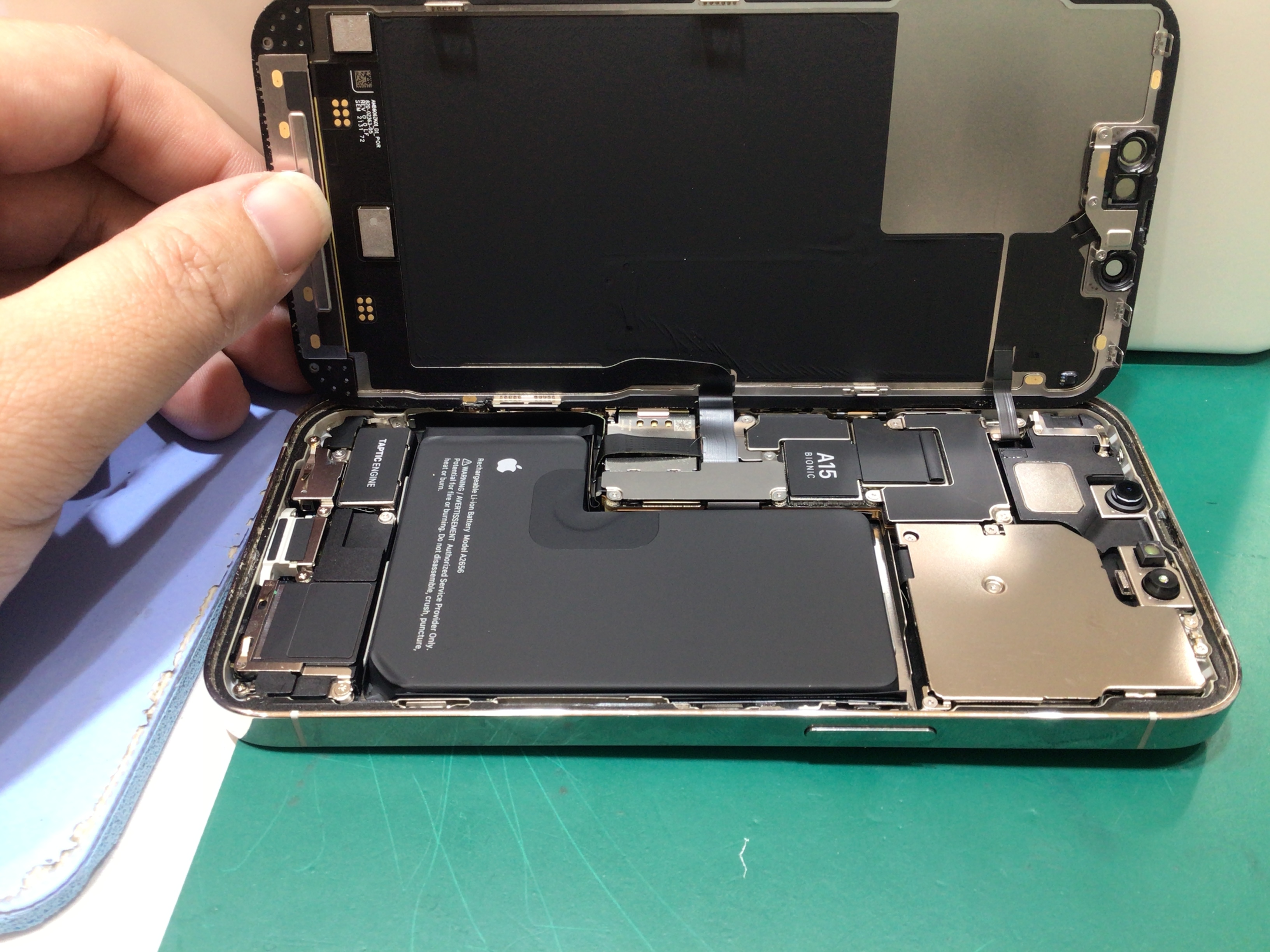 iPhone13Proのバッテリー交換は、データそのまま・即日修理のスマホ修理工房　港北店へ！