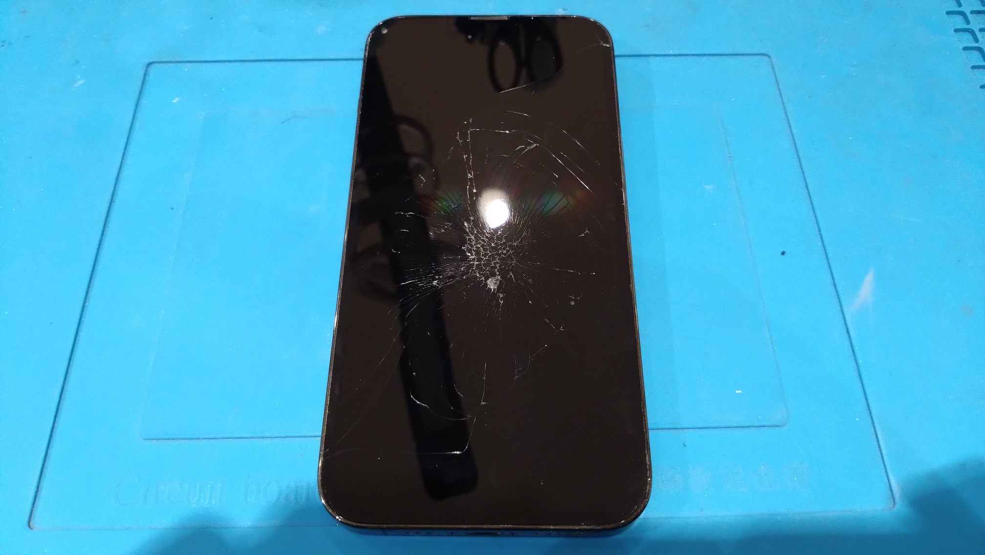 落として画面が割れてしまったiPhone13pro（アイフォン）の画面交換承りました！！