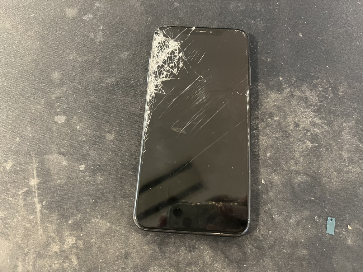 iPhone XS Maxの画面交換は即日対応しております！