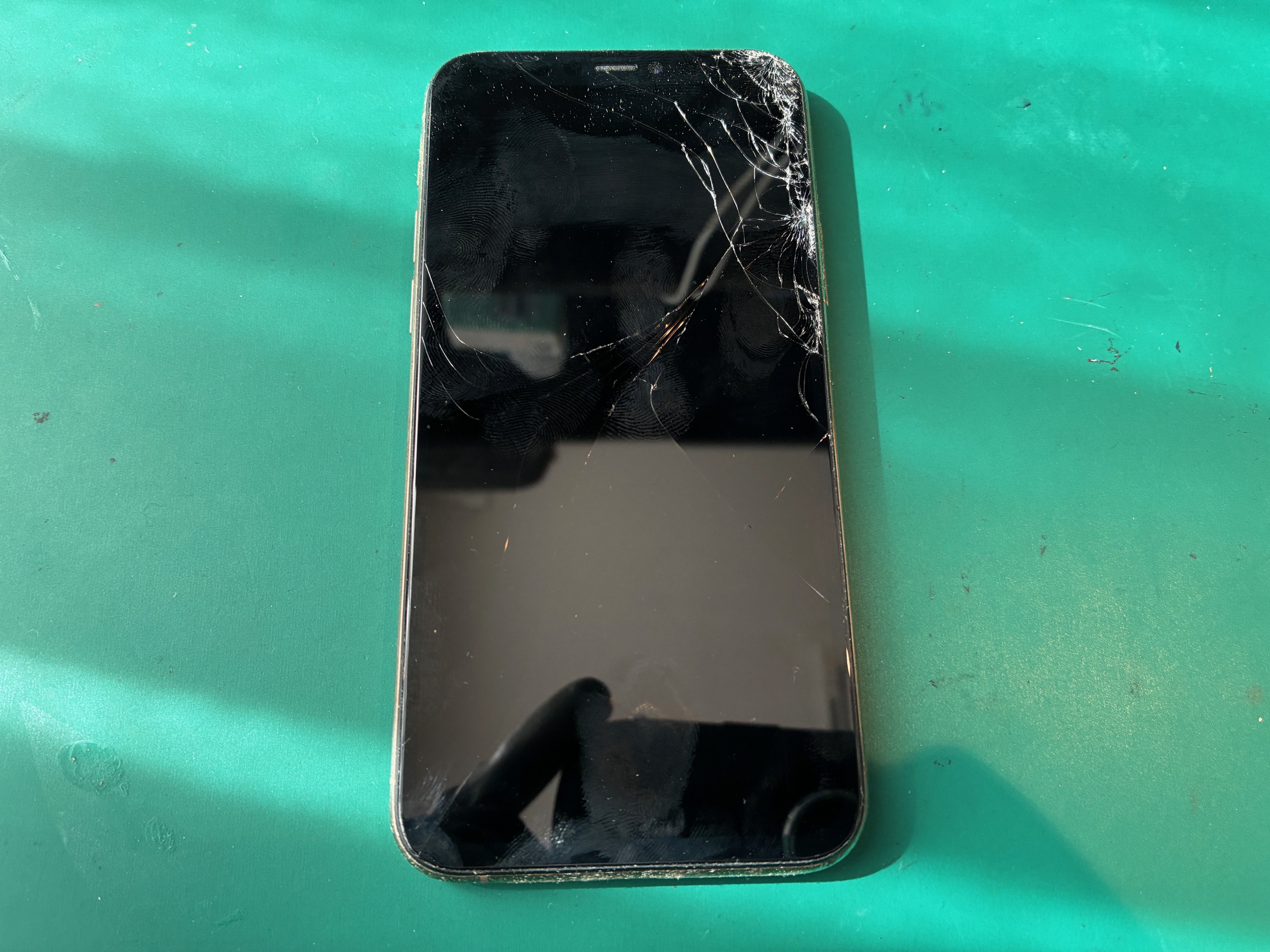 神戸市からお越しのお客様よりiPhone11Proの画面交換をご依頼いただきました！