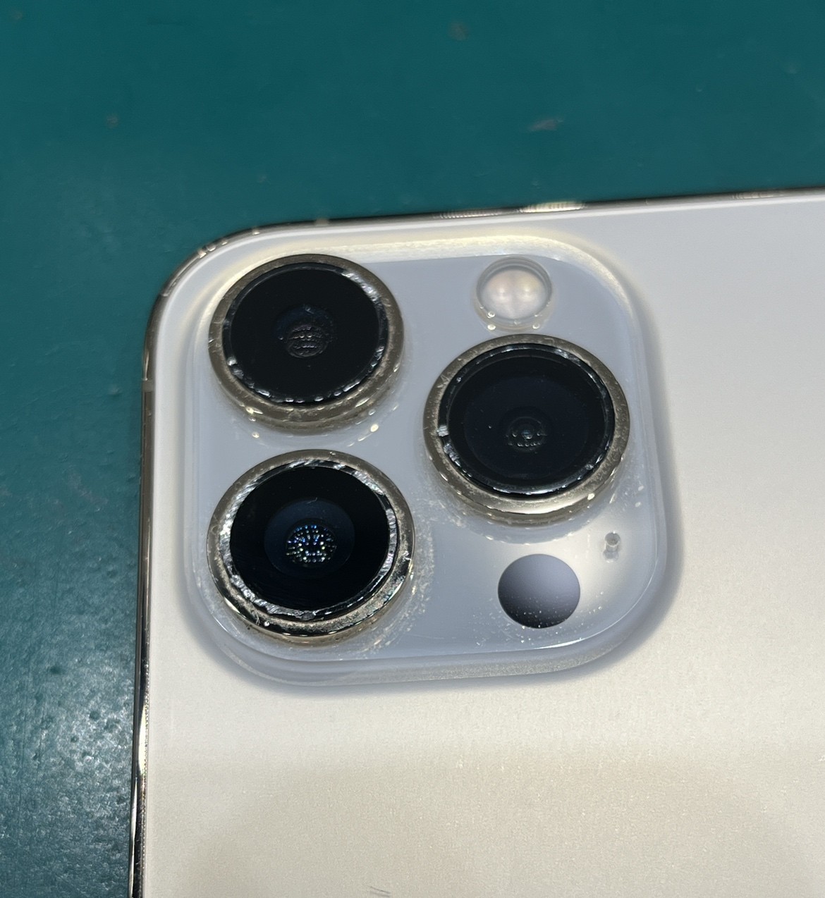 iPhone14Pro(アイフォン)のアウトカメラ修理ならデータそのまま、即日修理のスマホ修理工房テラスモール湘南店へ！