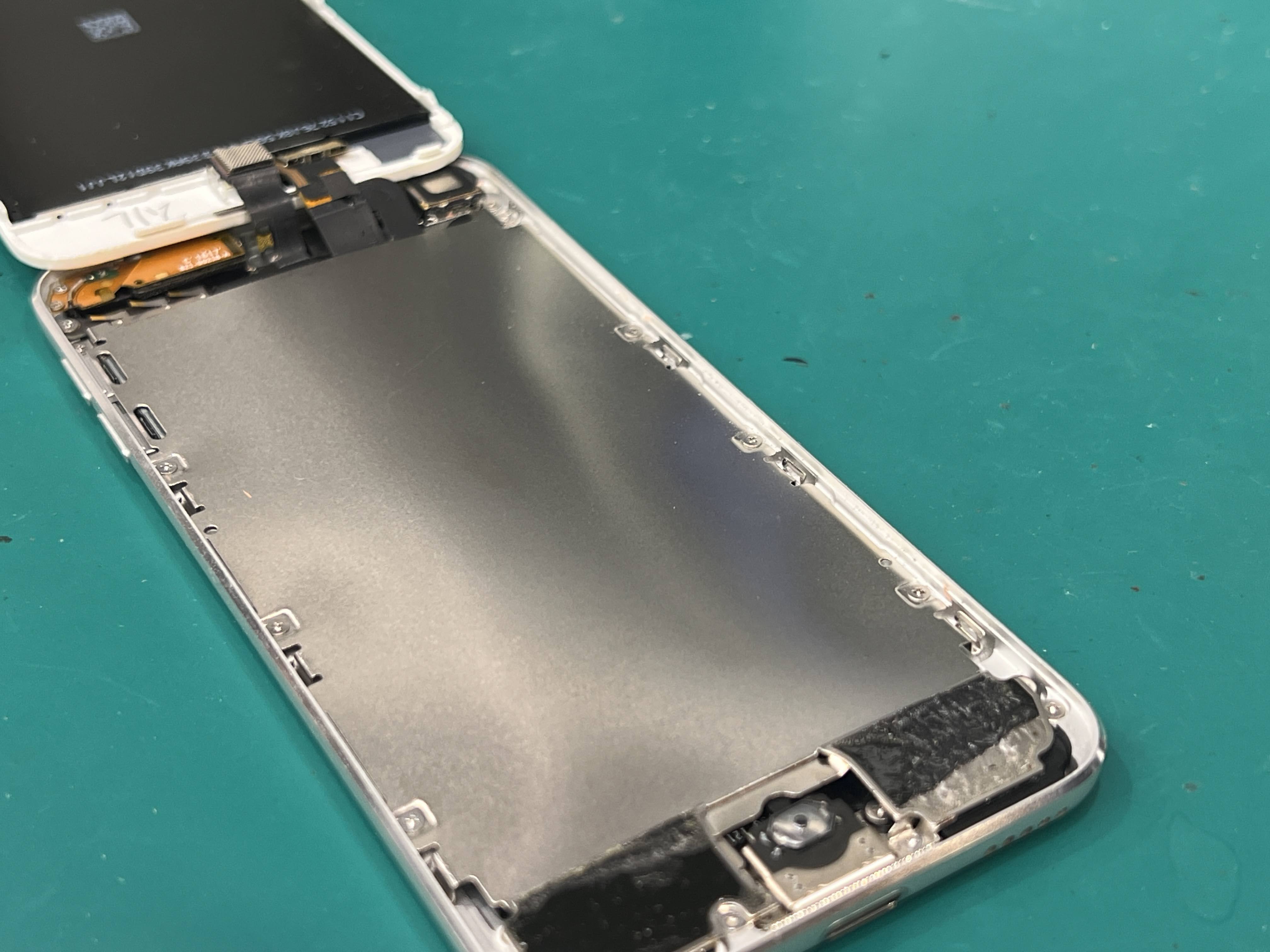 iPod touch 6 バッテリー膨張による交換修理