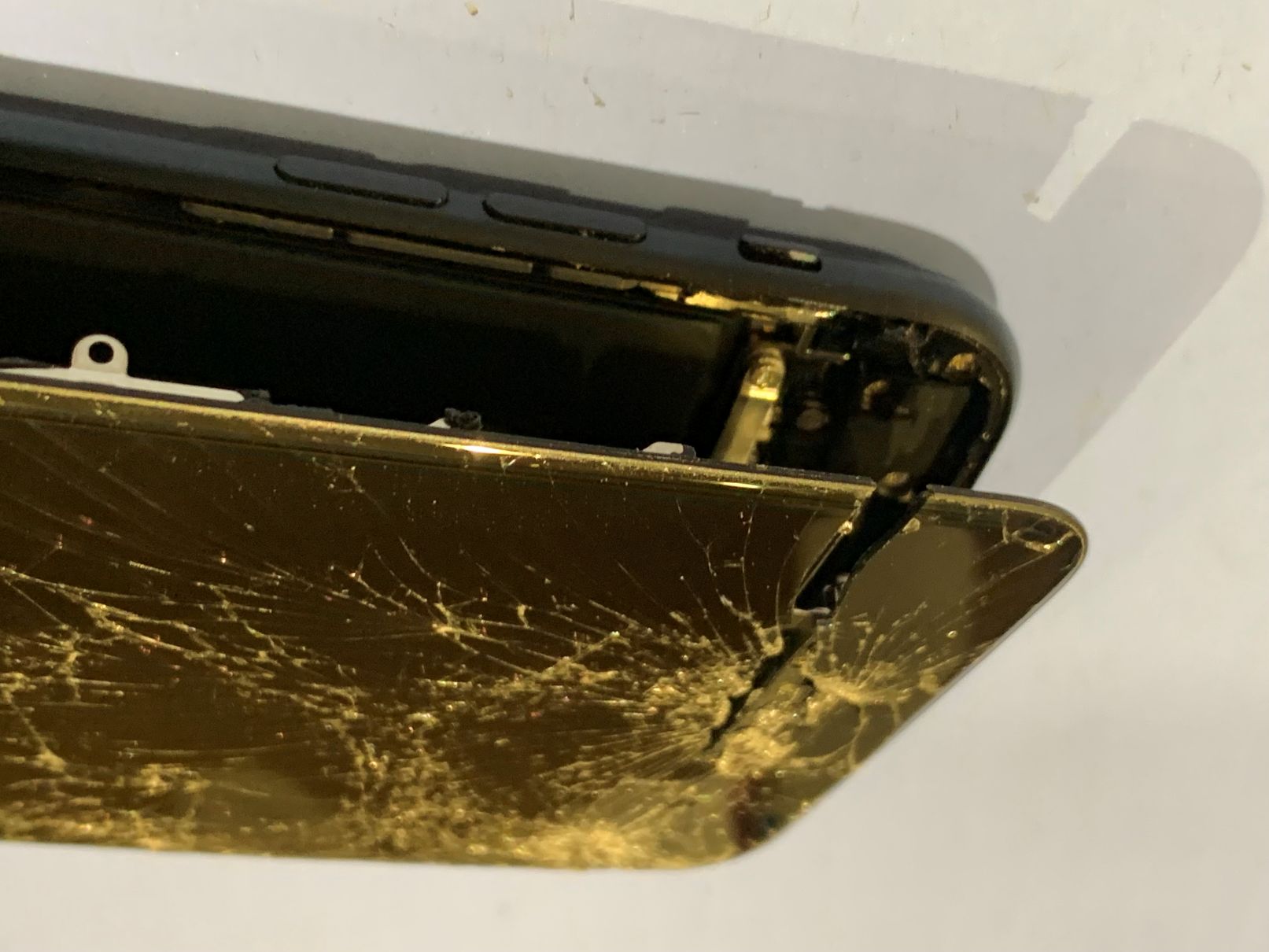 iPhoneSE3画面大破/足立区からご来店【スマホ修理工房フレスポ八潮店】