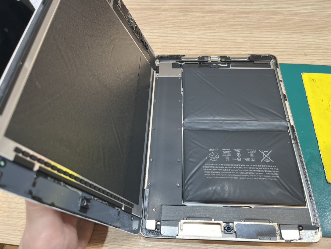 ipadpro97-battery-swelling-before-shinjukupepe iPad Pro 9.7 バッテリー膨張により画面が浮いている状態|スマホ修理工房 新宿PePe店