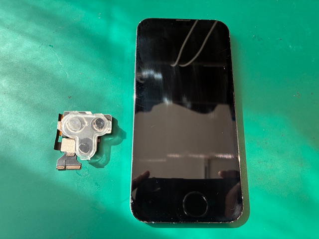 神戸市からお越しのお客様よりiPhone13ProMaxのリアカメラ交換をご依頼いただきました！