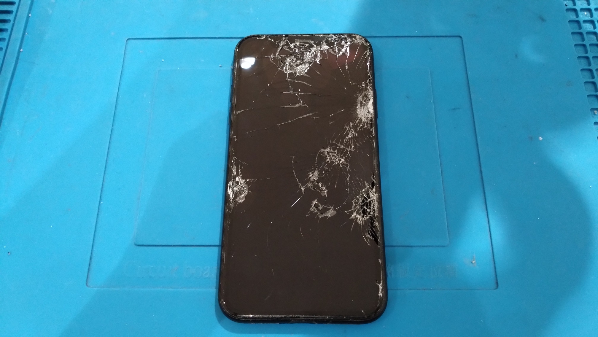 画面全体が割れてしまったiPhoneXR（アイフォン）の画面交換承りました！！