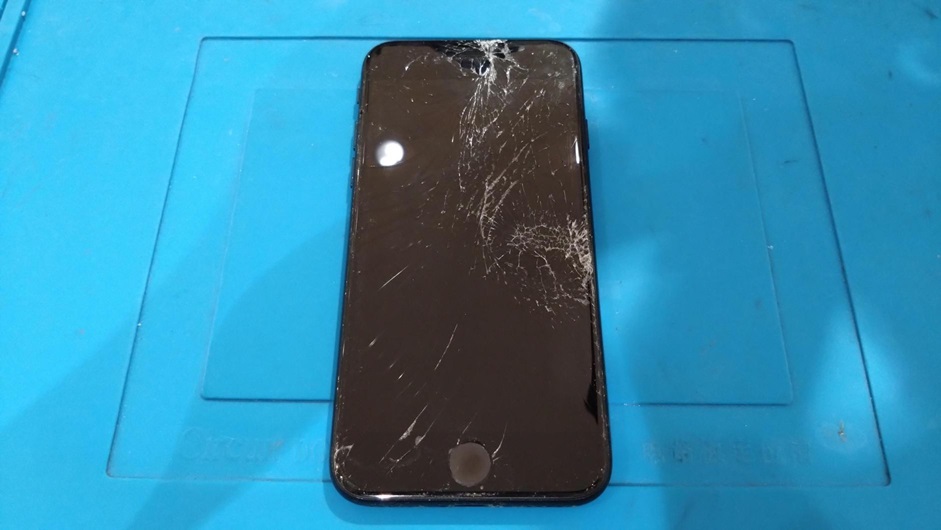 画面が割れて、映らなくなってしまったiPhoneSE3（アイフォン）の画面交換承りました！！