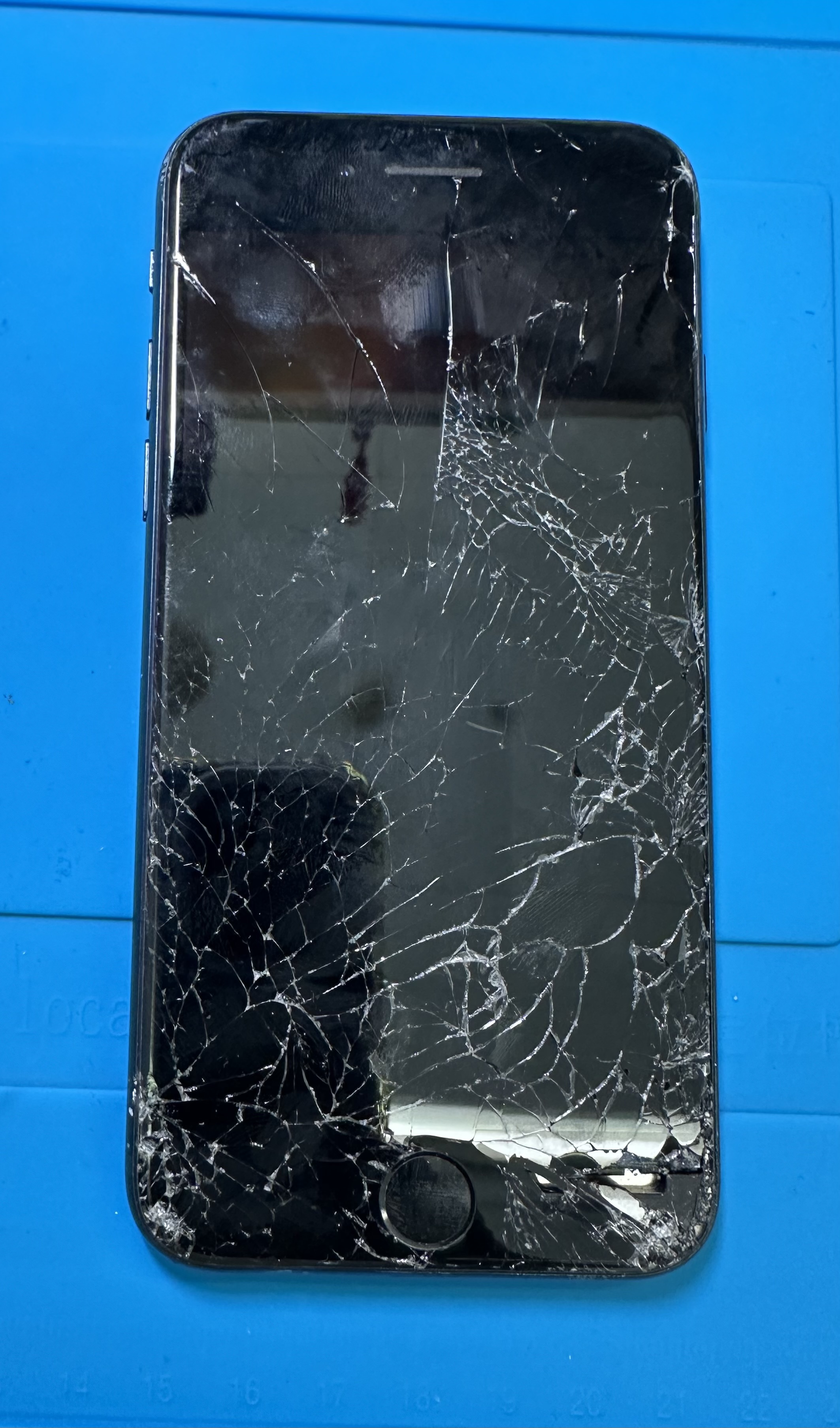 【iPhoneSE3】画面割れ、液晶漏れ、ゴーストタッチはスマホ修理工房カインズ前橋吉岡店へ！