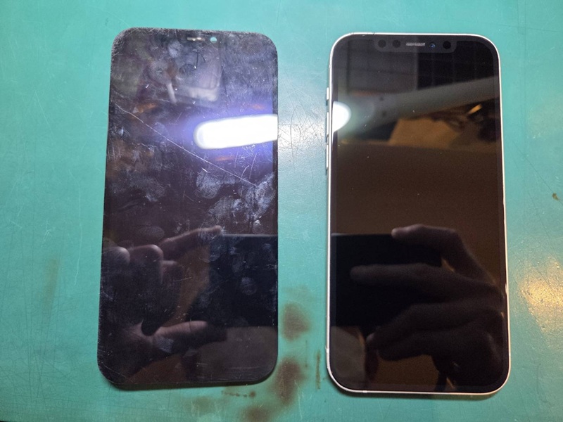 iPhone 12の液晶が真っ暗に...フロントパネル交換で改善！【スマホ修理工房 調布パルコ店】