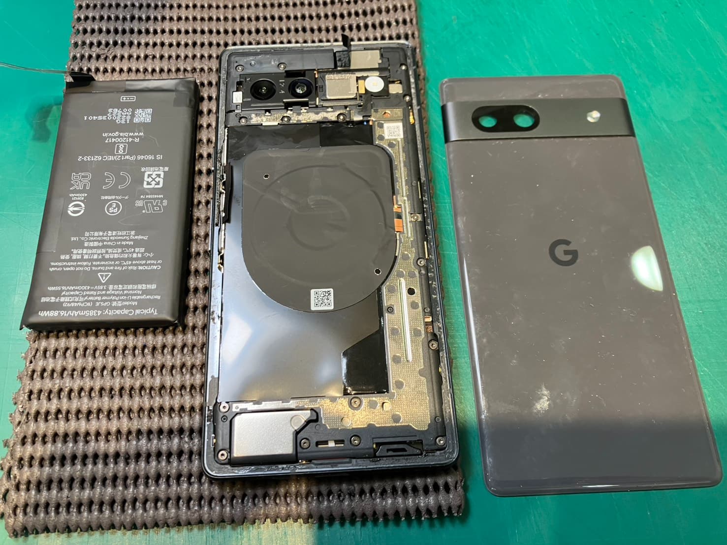 Google Pixel7aのバッテリーが膨張していました！交換修理対応いたしました　-スマホ修理工房浦和パルコ店-