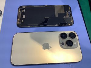 iPhone14のバックパネル交換ならデータをそのまま・最短即日修理のスマホ修理工房ラザウォーク甲斐双葉店へ