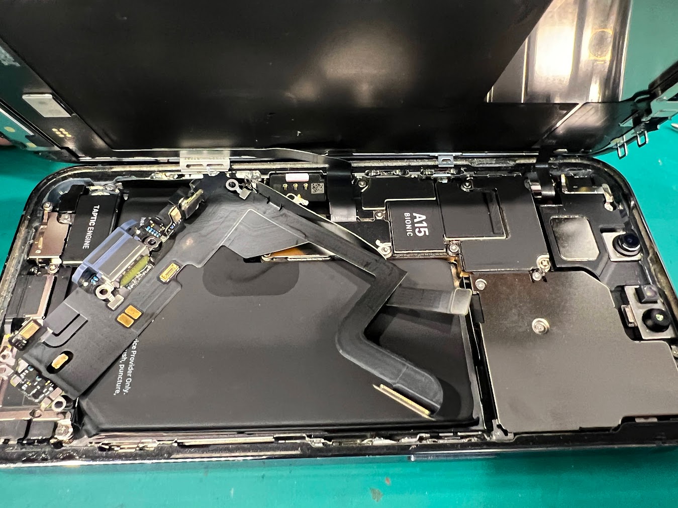 iPhone13Pro 充電不良・PC接続不可を解消｜コネクタ交換修理事例