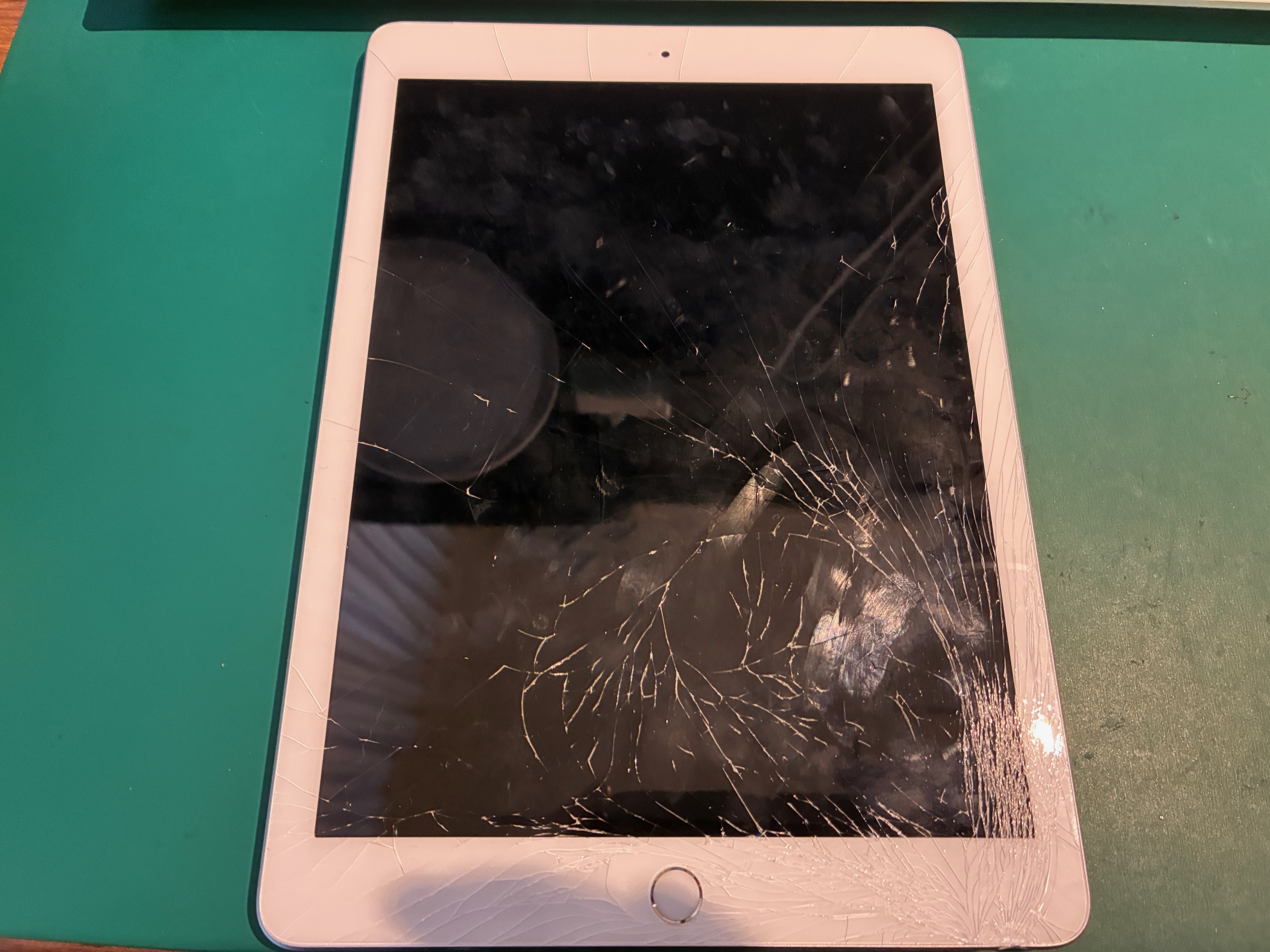 神戸市からお越しのお客様よりiPad6のガラス交換をご依頼いただきました！