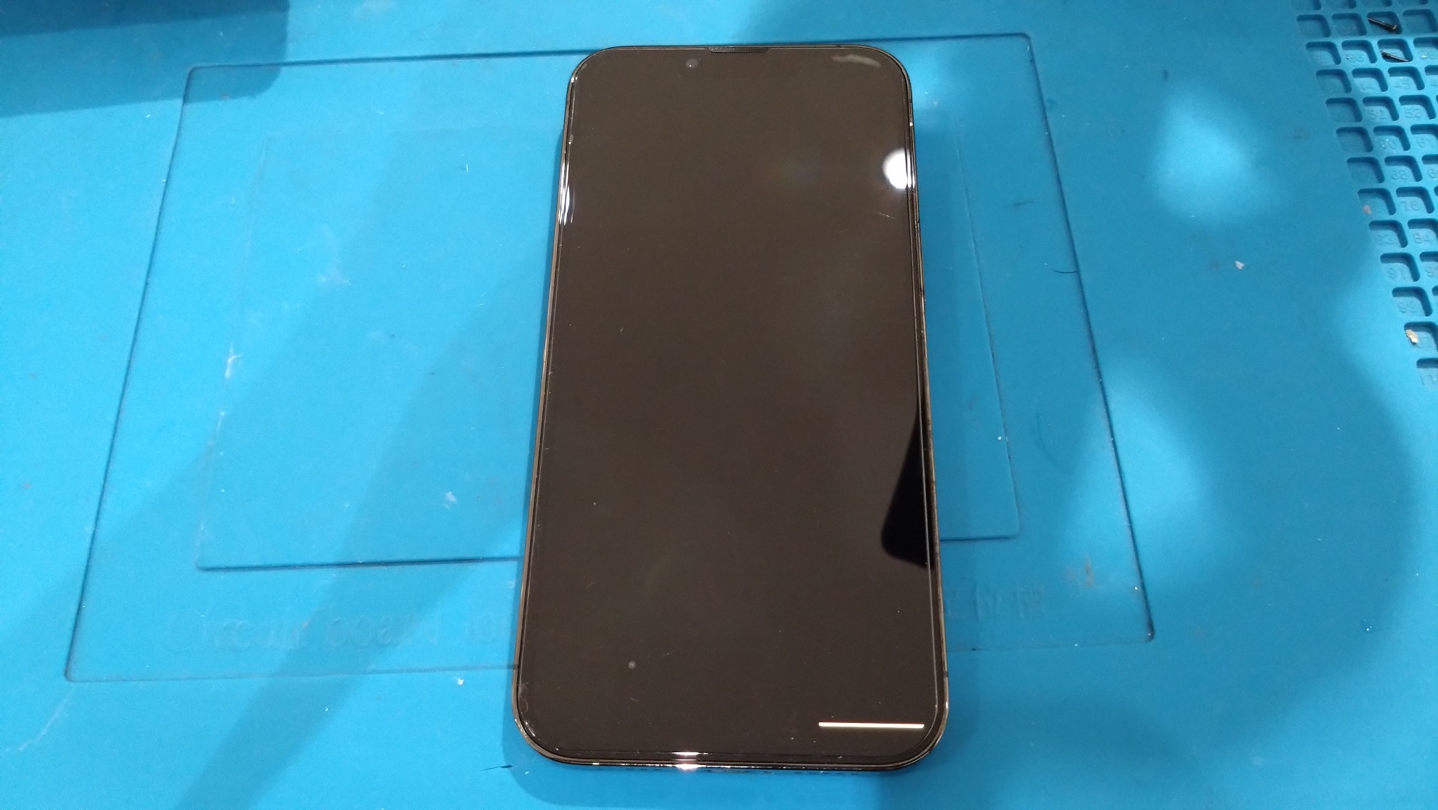 ぶつけて画面が映らなくなってしまったiPhone13Proの画面交換修理を承りました！