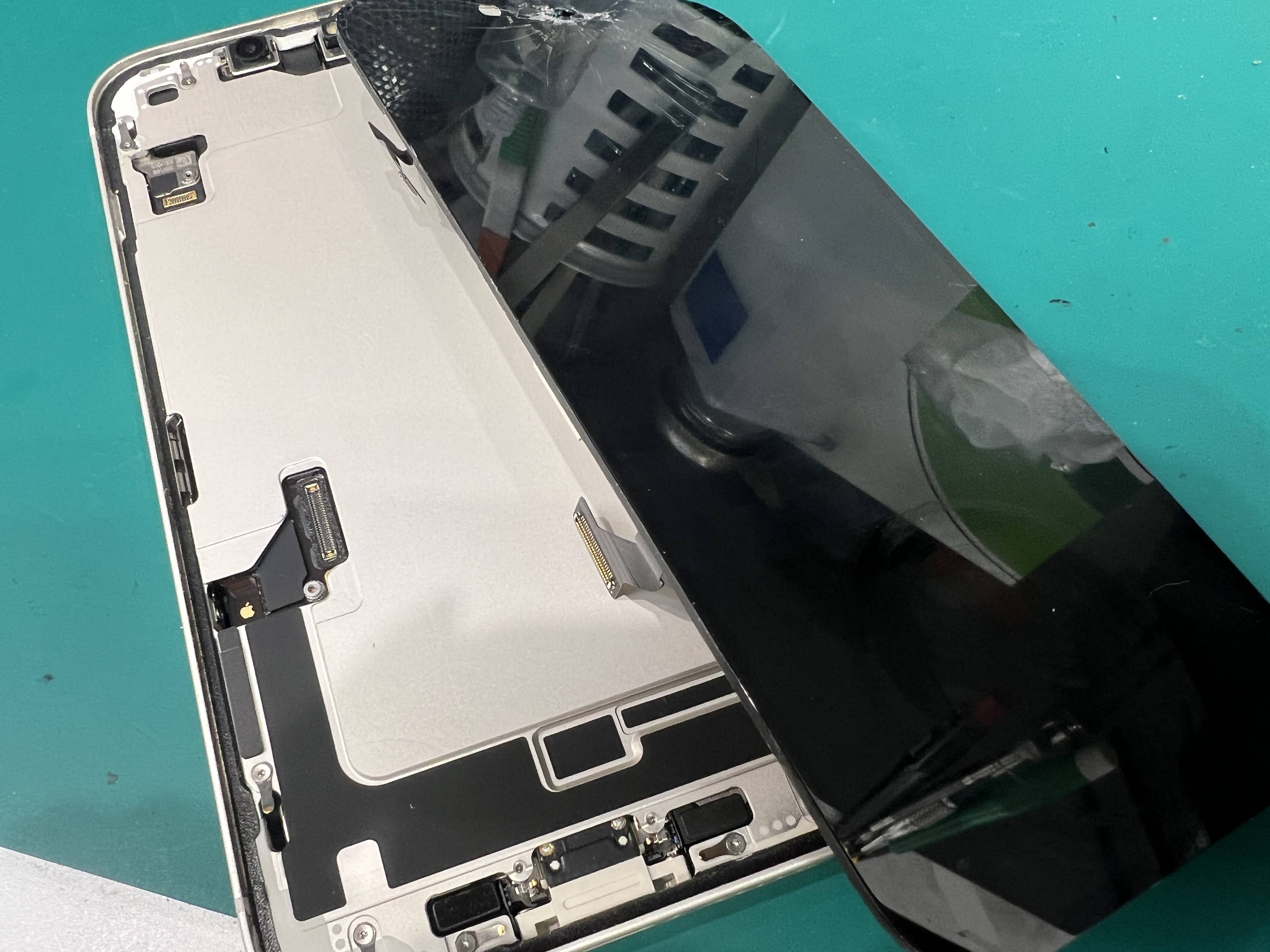 iPhone14 落下による画面トラブルを40分で修理｜高品質パネル交換｜28,600円