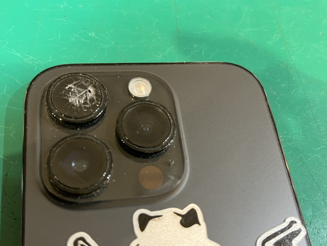 iPhone 13 Proのカメラレンズ割れ修理|ひび割れた背面レンズと交換後の綺麗な状態(スマホ修理工房 新宿PePe店)