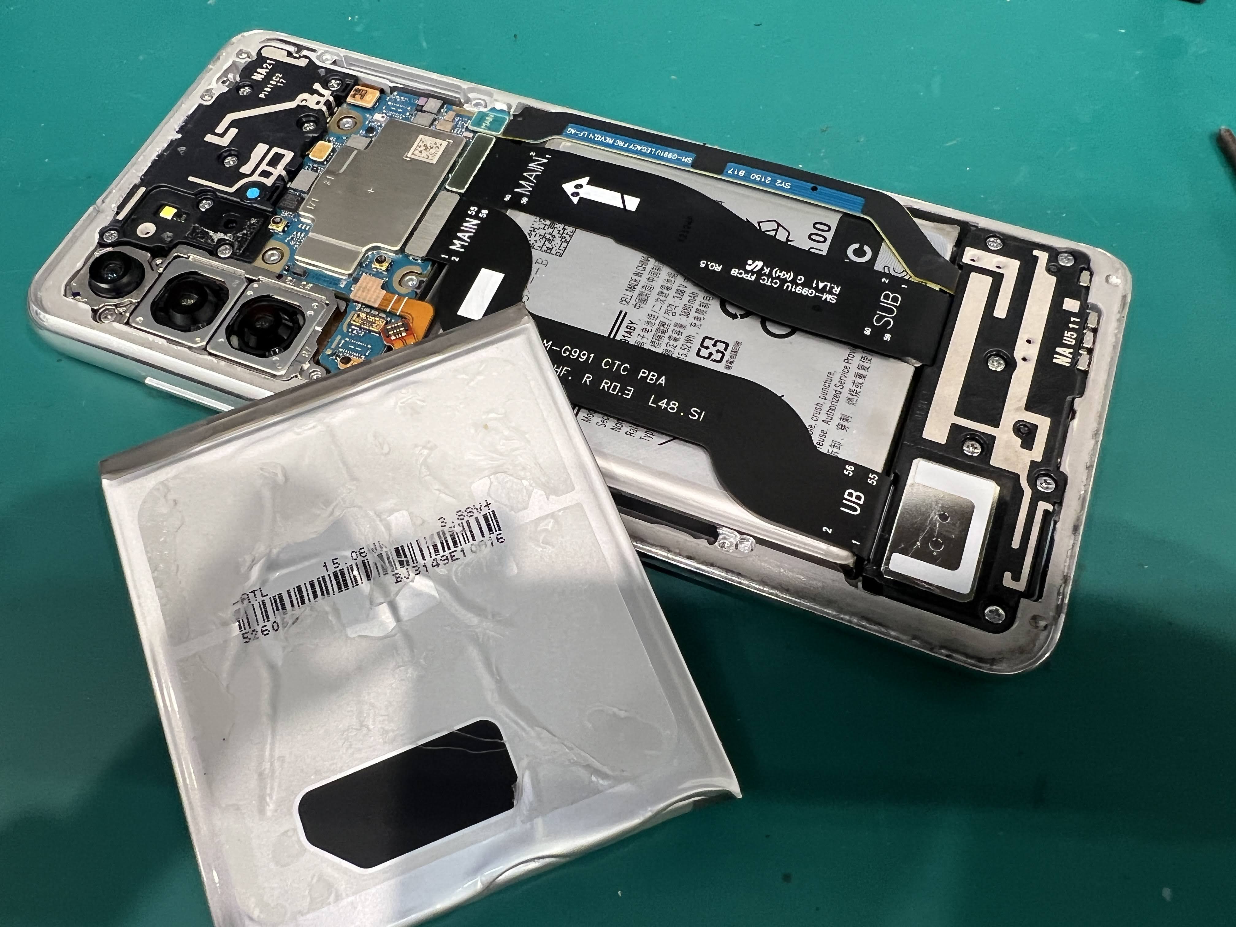 GalaxyS21（ギャラクシー）バッテリー交換修理！減りが早い症状も90分で改善【スマホ修理工房ペリエ千葉店】